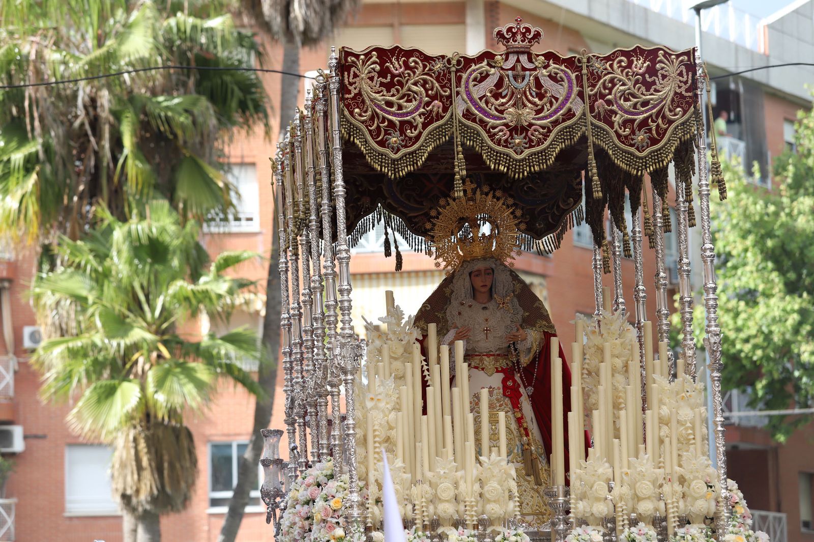 Imágenes del recorrido de la Hermandad del Cristo Cautivo de Huelva