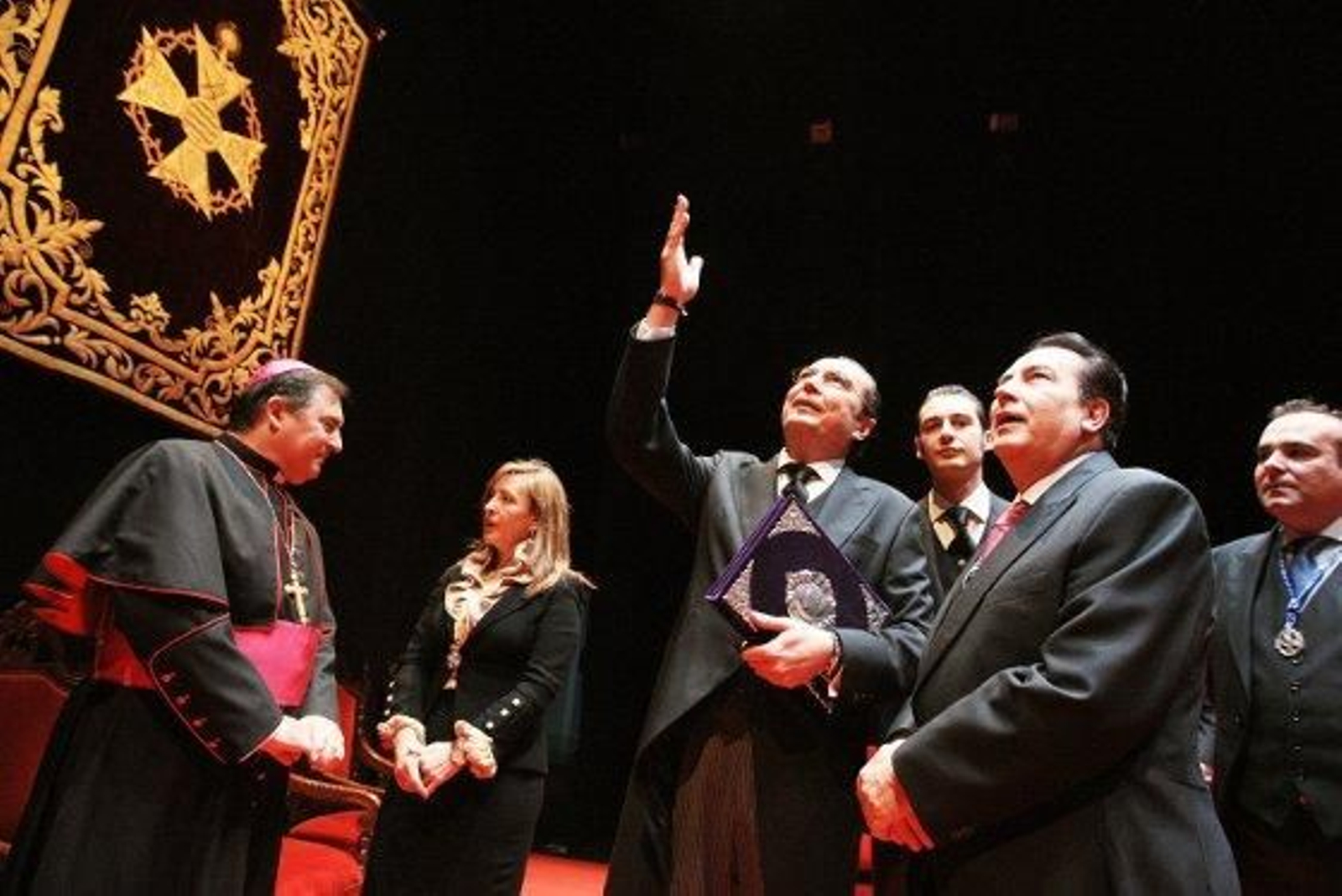 José Juan Gallardo ofreció un magnífico Pregón de Semana Santa en el Villamarta. Ampliamente aplaudido, el pregonero hizo de su condición flamenca uno de los ejes de la obra que declamó durante dos horas.

Foto: Vanesa Lobo