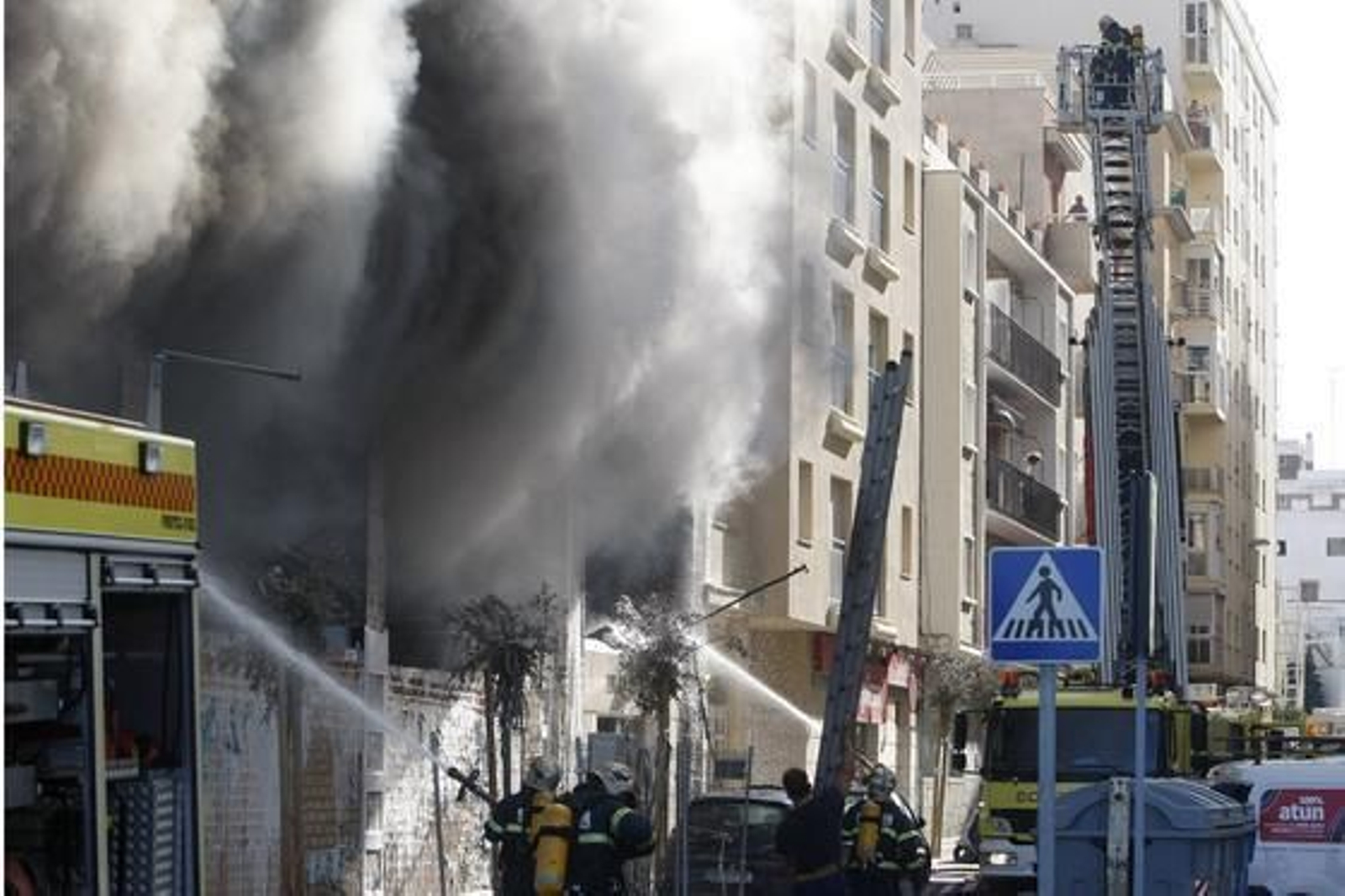 Espectacular incendio en un edificio de la calle Brasil. /José Braza