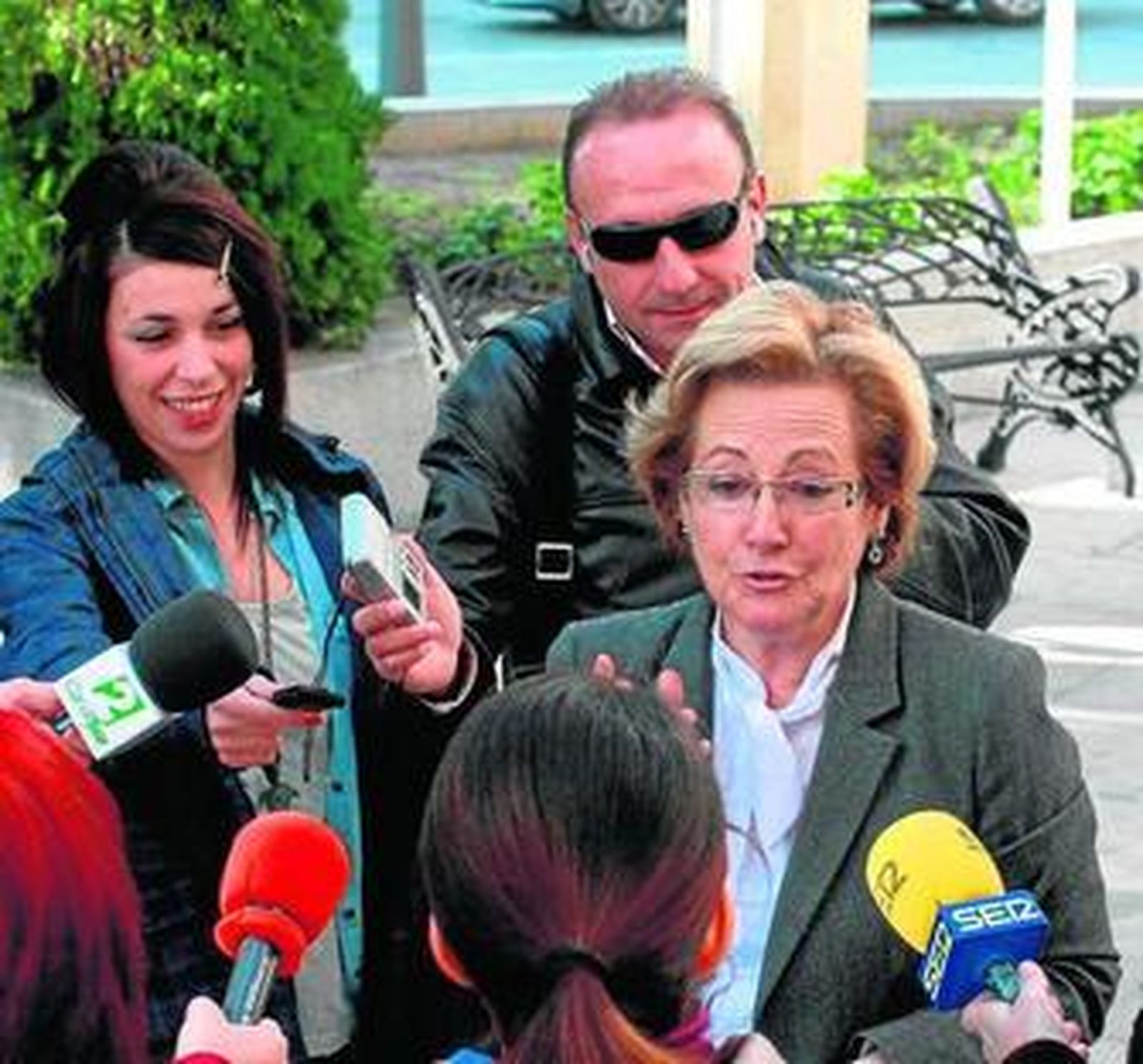 Guerrero, con los periodistas, a las puertas de la Casa Colón.