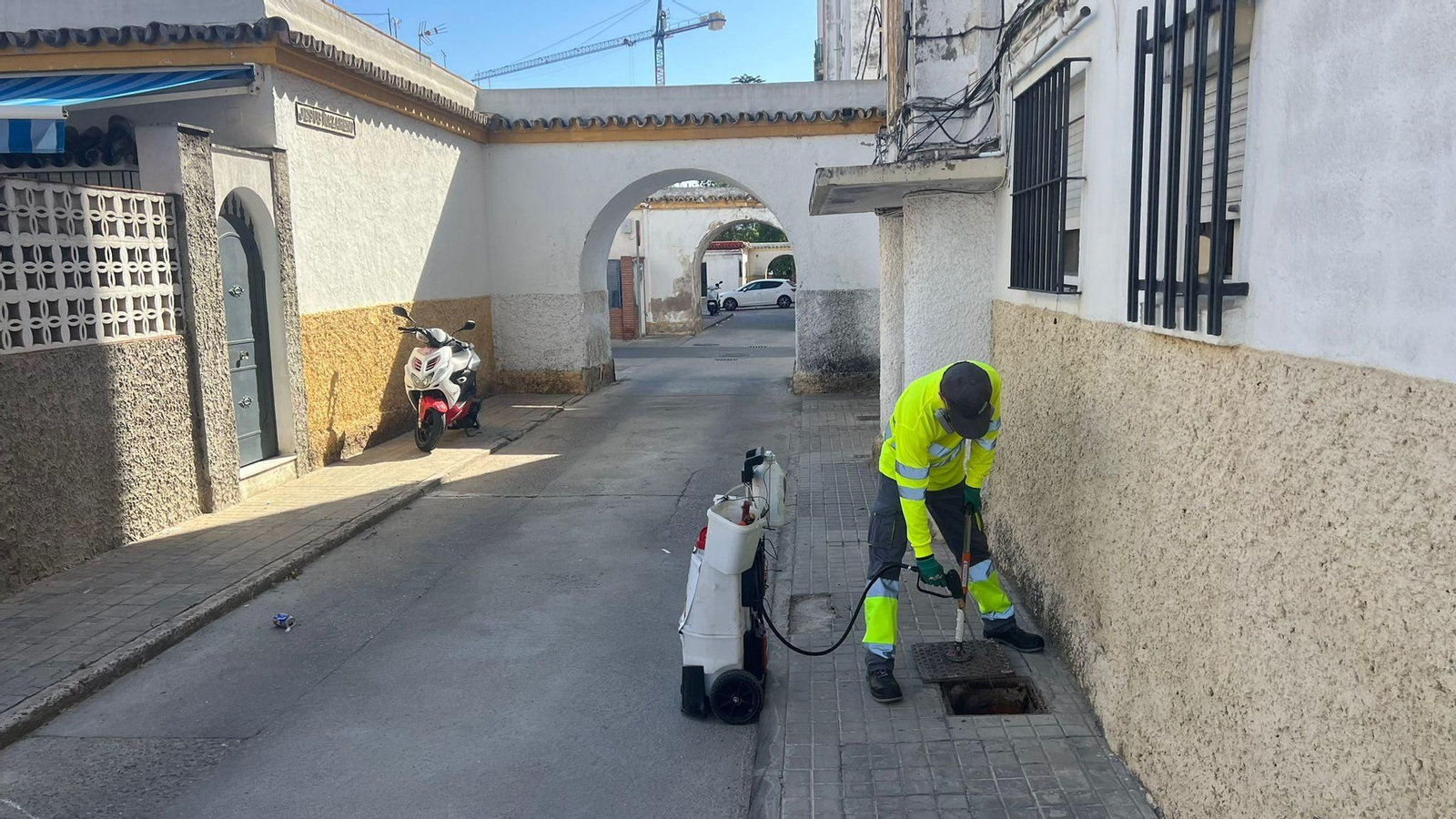 Uno de los operarios, durante su actuación en La Plata. Uno de los operarios, durante su actuación en La Plata.
