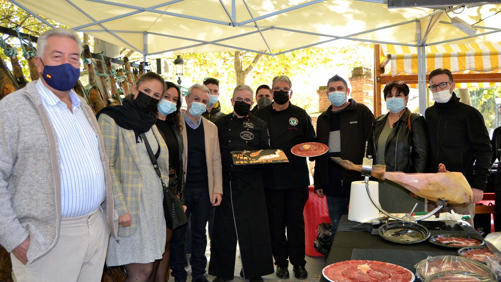 Visita de las autoridades a uno de los puestos de la feria.