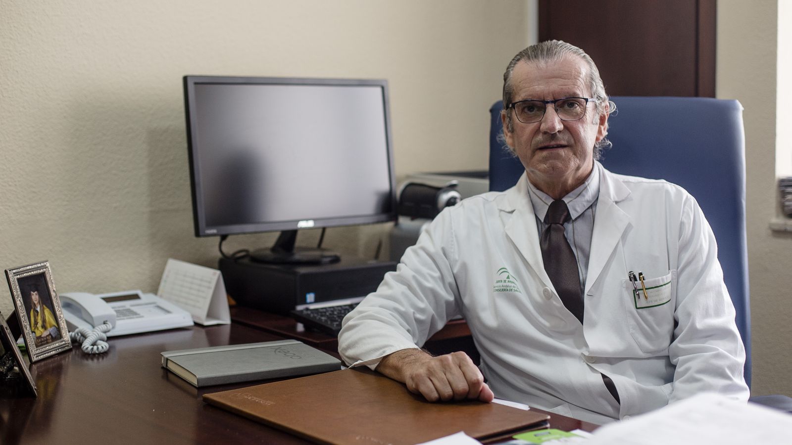 Álvarez Ossorio sentado en la mesa de su despacho.