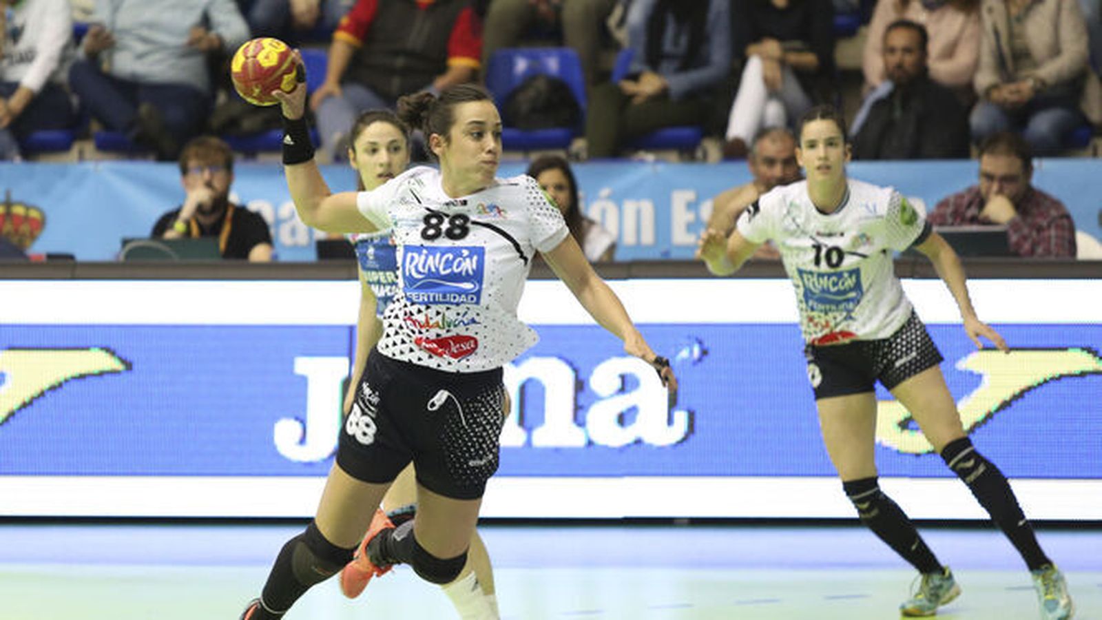 Paula García intenta un lanzamiento a portería.