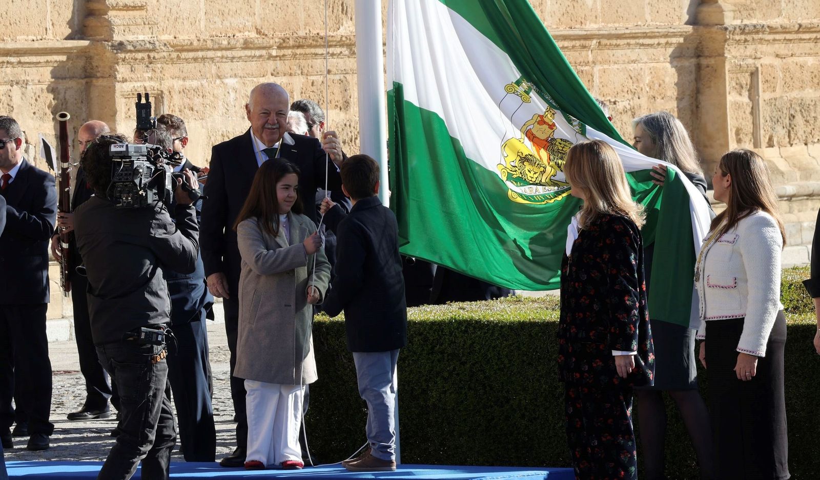 Izado de la bandera andaluza este sábado en el Parlamento de Andalucía.