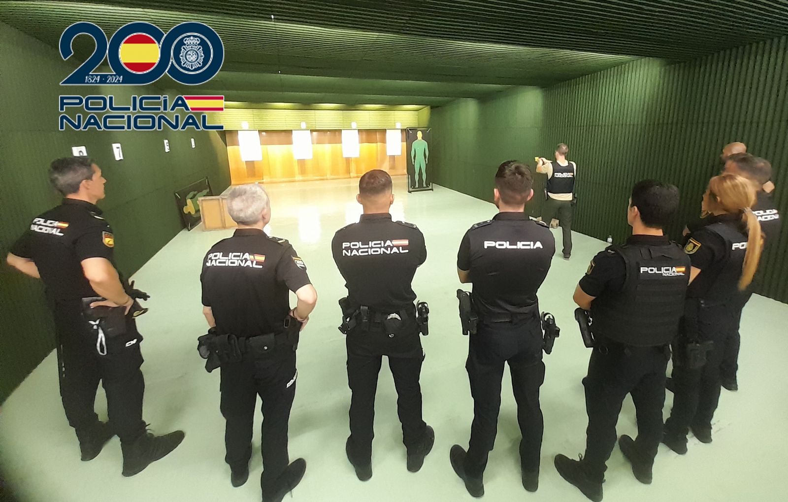 Unos policías ejercitándose en la galería de tiro de Jerez.