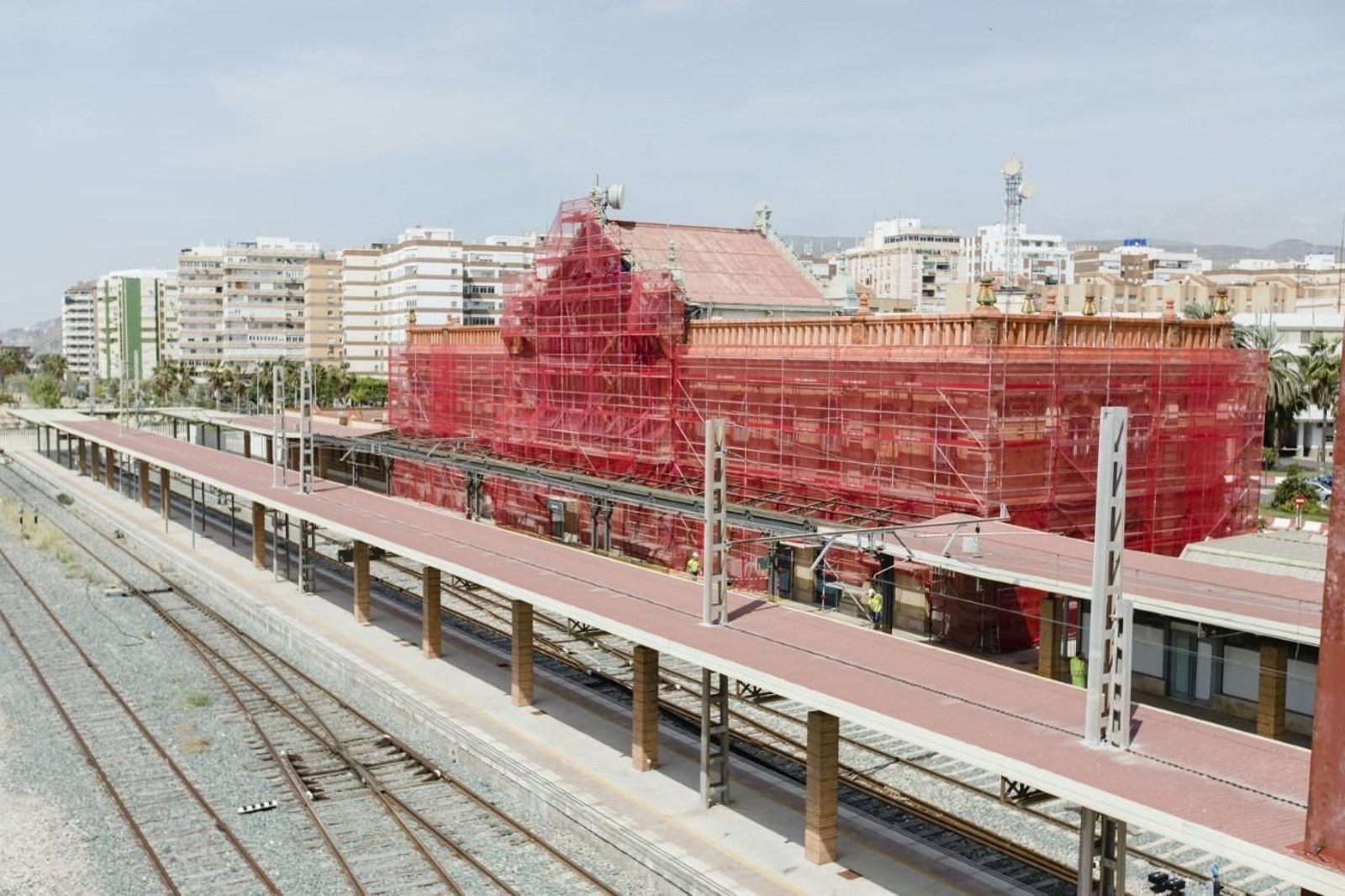 La cara de la estación a las vías se encuentra completamente cubierta de mallas de seguridad.