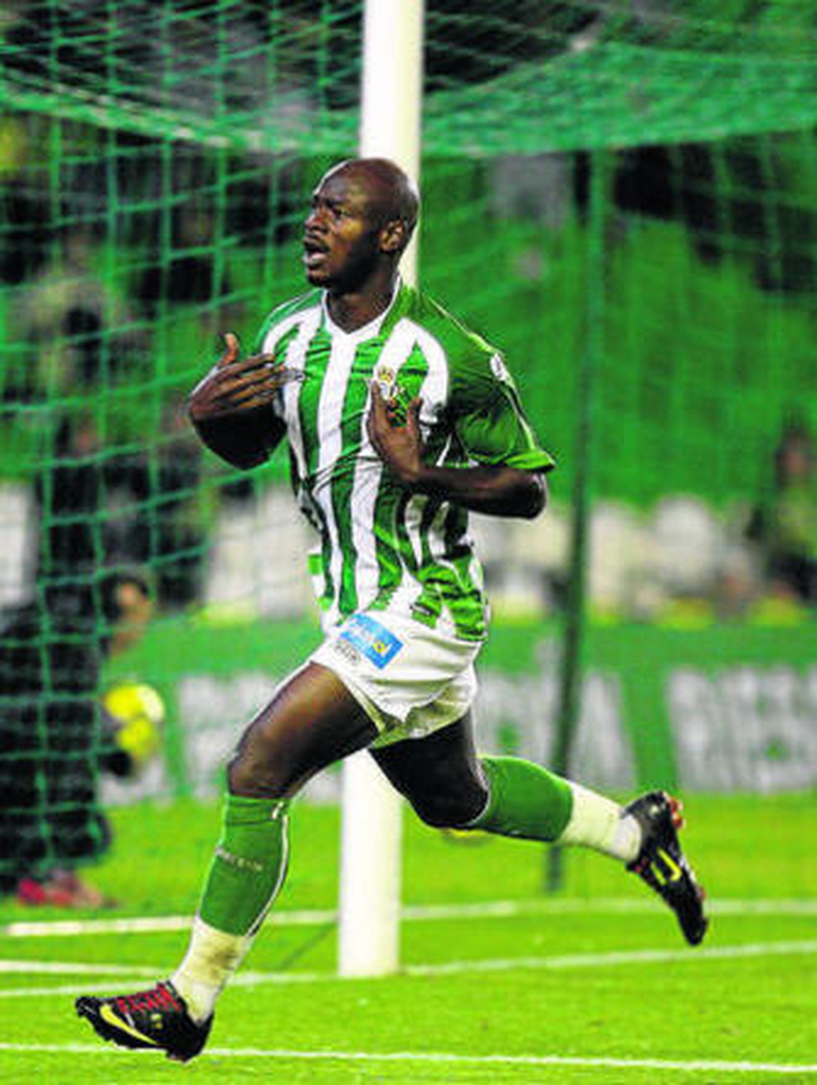 Emana celebra su gol dirigiéndose a la afición.