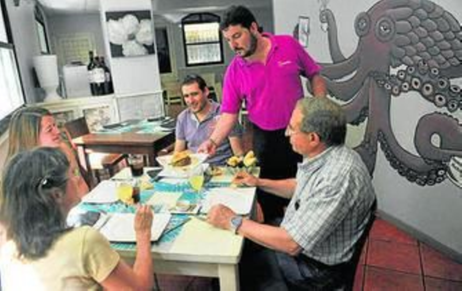 El local, en la Avenida de la Buhaira, lleva tres años abierto al público.