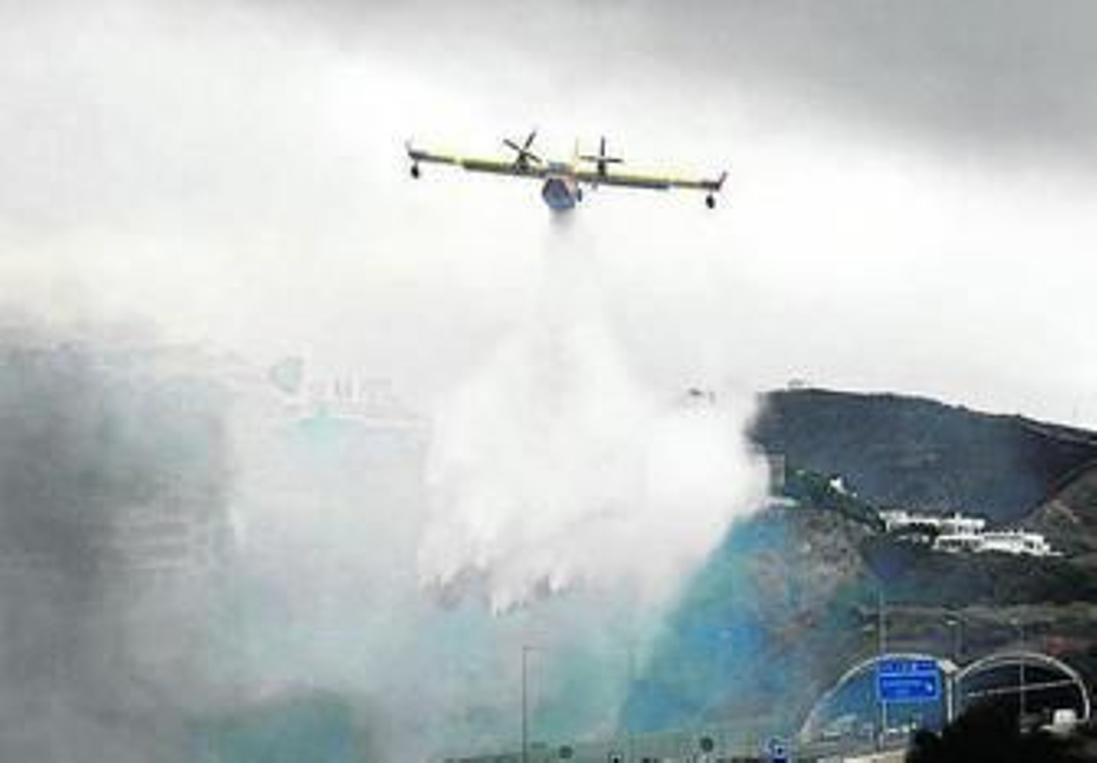 Un avión de extinción de incendios en la zona afectada. Un avión de extinción de incendios en la zona afectada.
