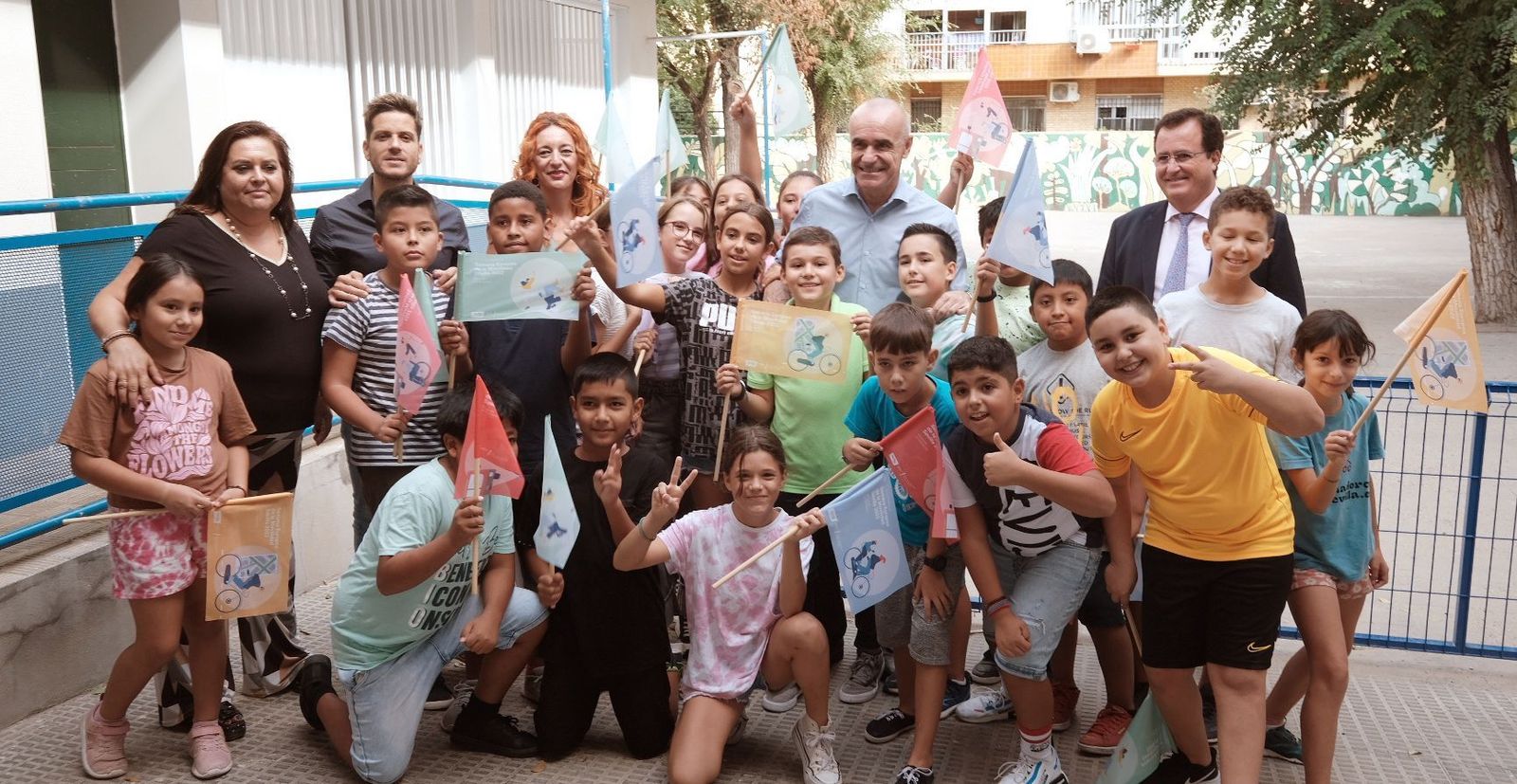 El alcalde, el delegado de Gobernación y la delegada de la Macarena con alumnos y profesores del CEIP San José Obrero.