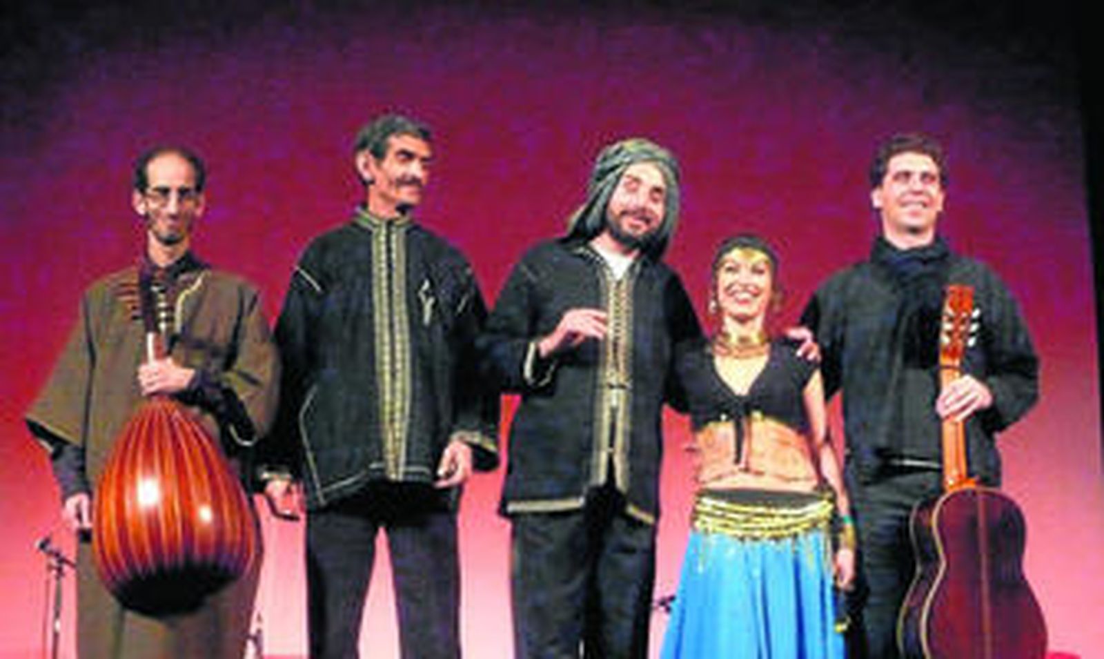 La formación Dunnia Hennia, al completo, presenta esta noche en el Teatro Isabel la Católica su nuevo espectáculo.