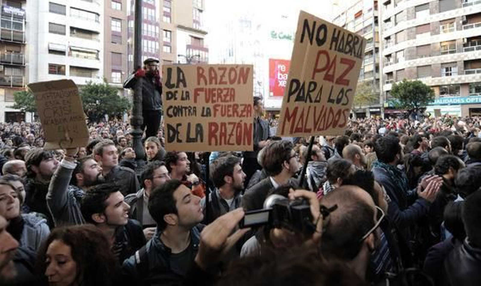 Imagen de los manifestantes en Valencia  Foto: efe/afp/reuters