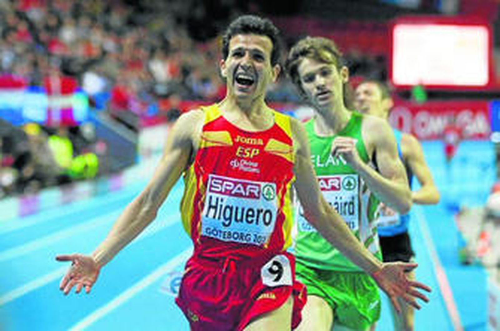 Juan Carlos Higuero cruza la meta abriendo los brazos tras conseguir la medalla de plata en los 3.000.