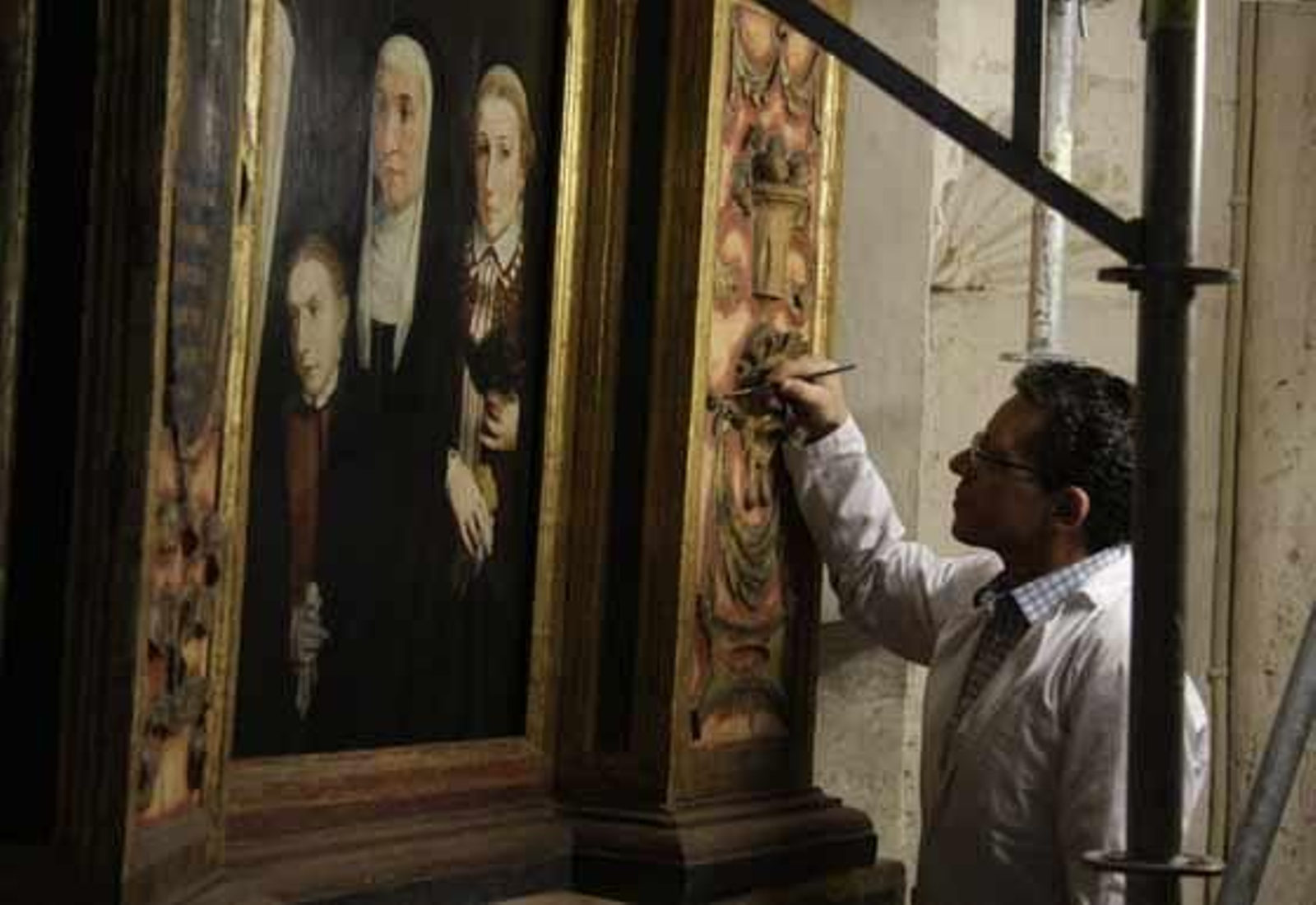 El responsable de Patrimonio del Cabildo Catedral, Francisco Navarro, informa sobre la restauración del retablo del mariscal de la Catedral de Sevilla. Sacristía de la Antigua de la Catedral.

Foto: Victoria Hidalgo