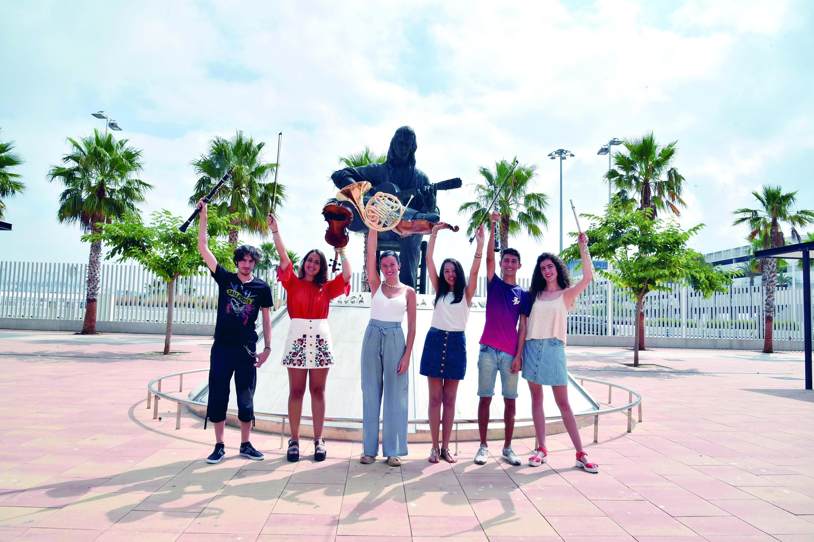 Los seis jóvenes algecireños, ayer con sus instrumentos junto al monumento a Paco de Lucía.