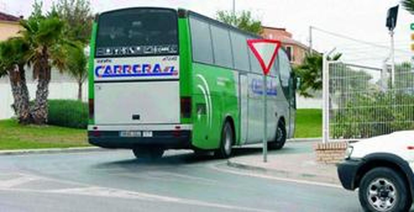 Un autobús de la empresa de transportes Carrera parte de la estación de autobuses Carrera en Lucena.