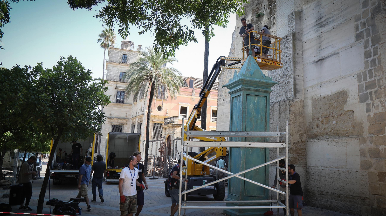 Preparativos en el Alcázar de Jerez para el rodaje de la serie 'The Crown'