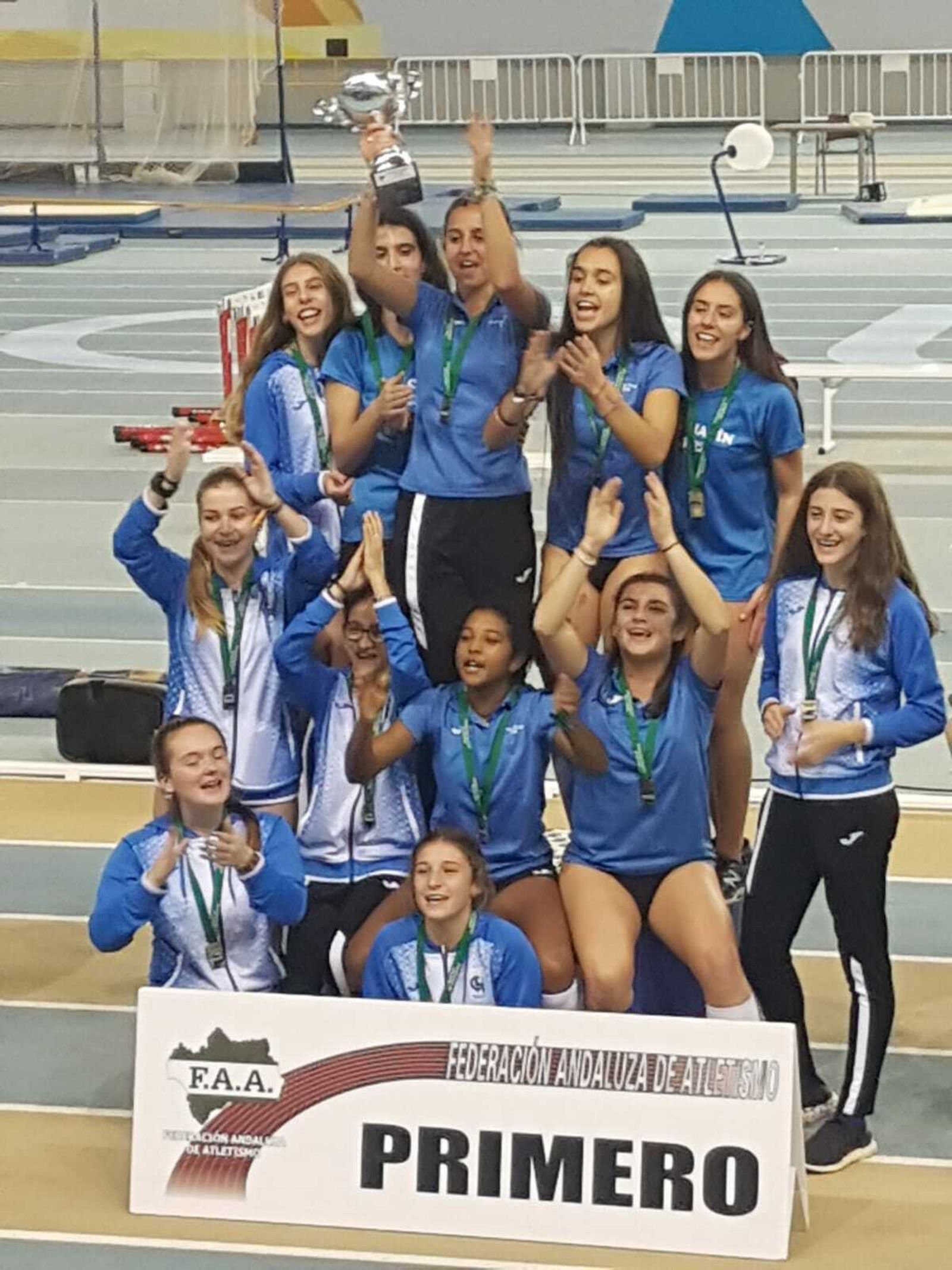 Las jerezanas, celebrando su título de campeonas de Segunda División andaluza.