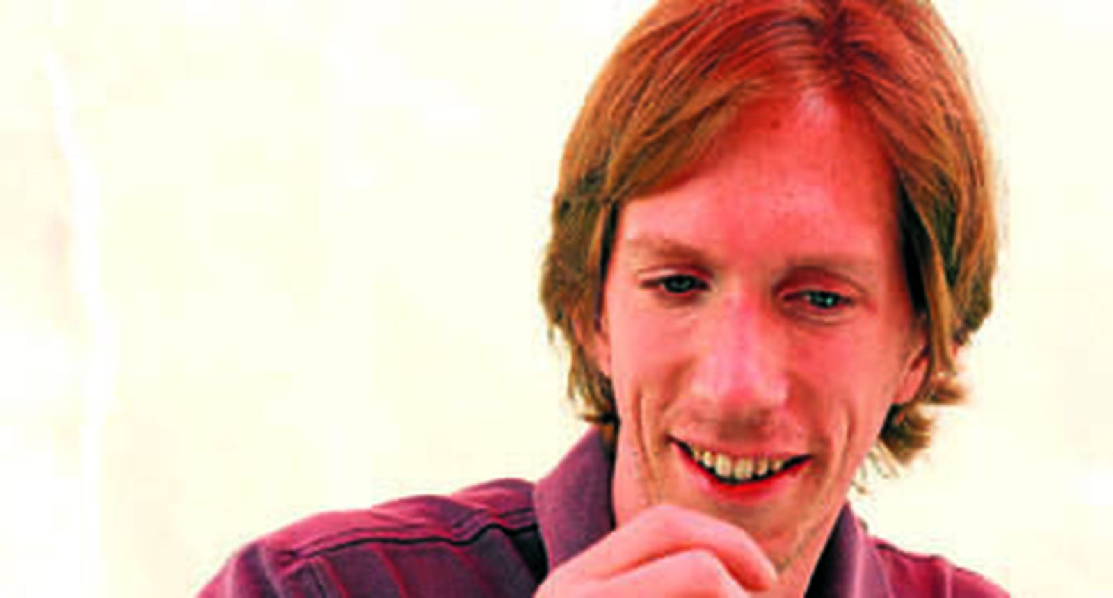 El actor Ken Appledorn, en el bar Santa Ana, entre la calle Pureza y la Plazuela. / Belén Vargas