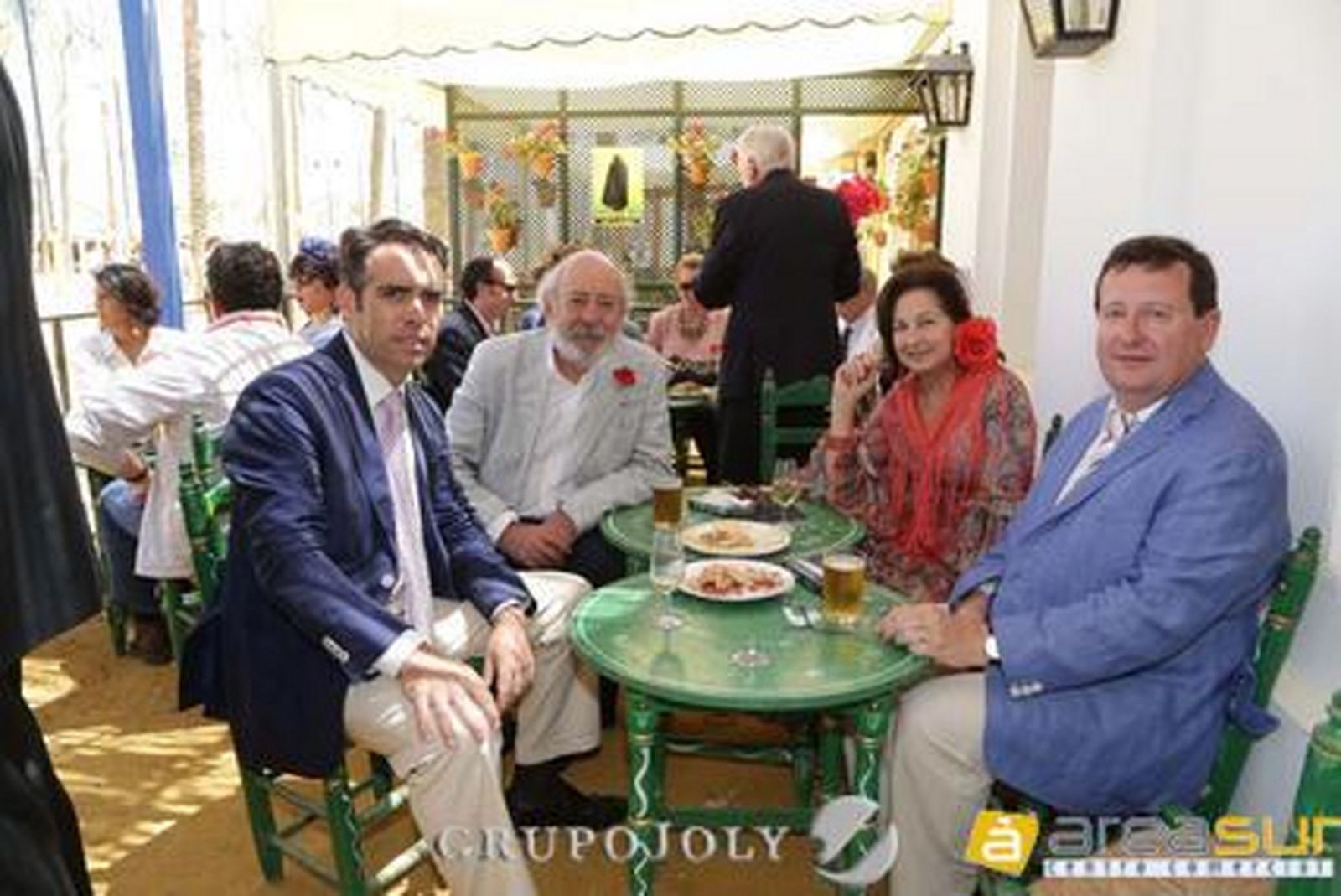 Rafael Navas junto a Marc Schmelcher, cónsul de Alemania; y Fernando J. Blanco, cónsul de Filipinas, y su esposa Carmen Martín.

Foto: Vanesa Lobo