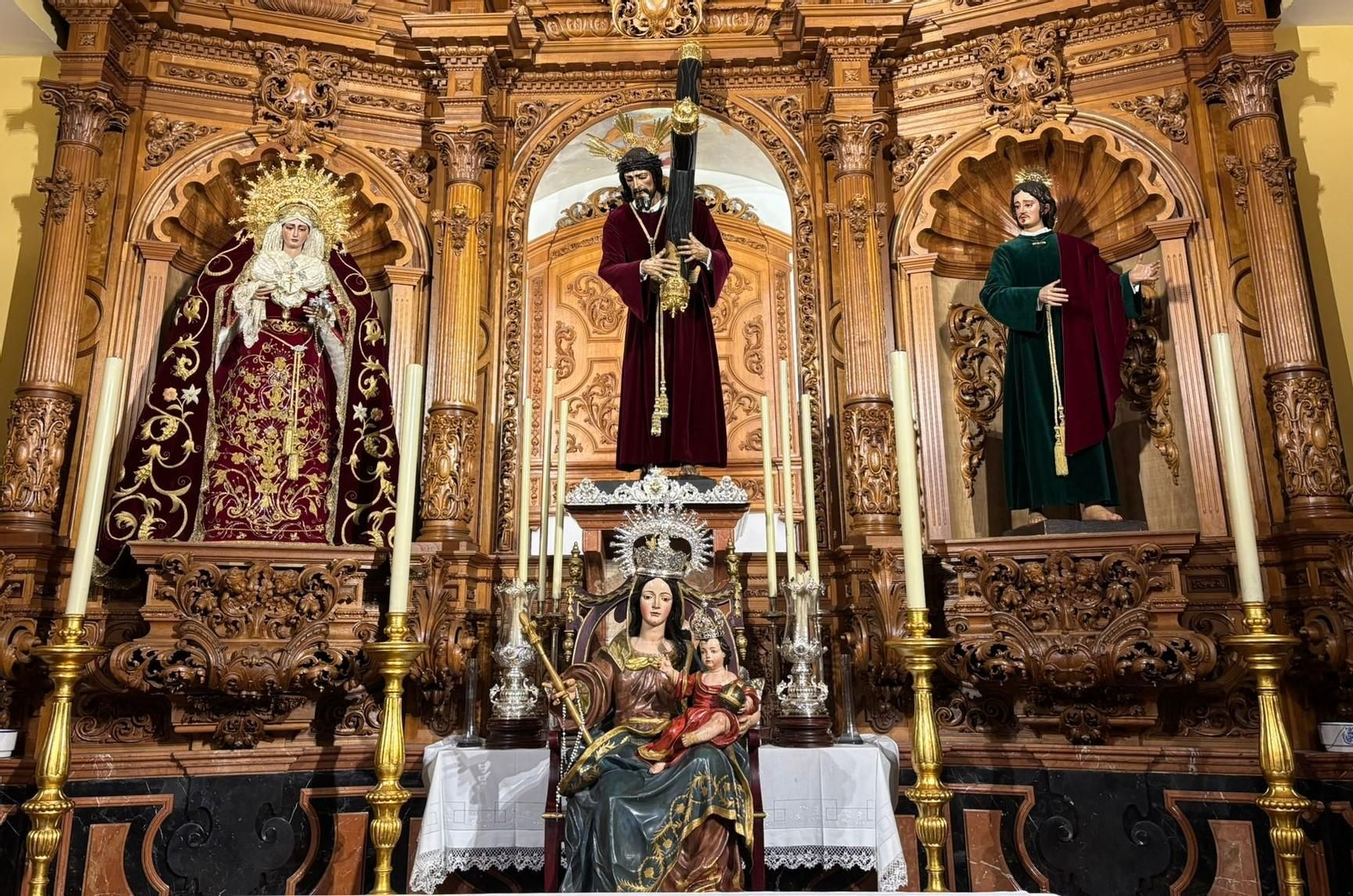 La Vigen de las Nieves, junto a los titulares de la Hermandad de Jesús Nazareno.