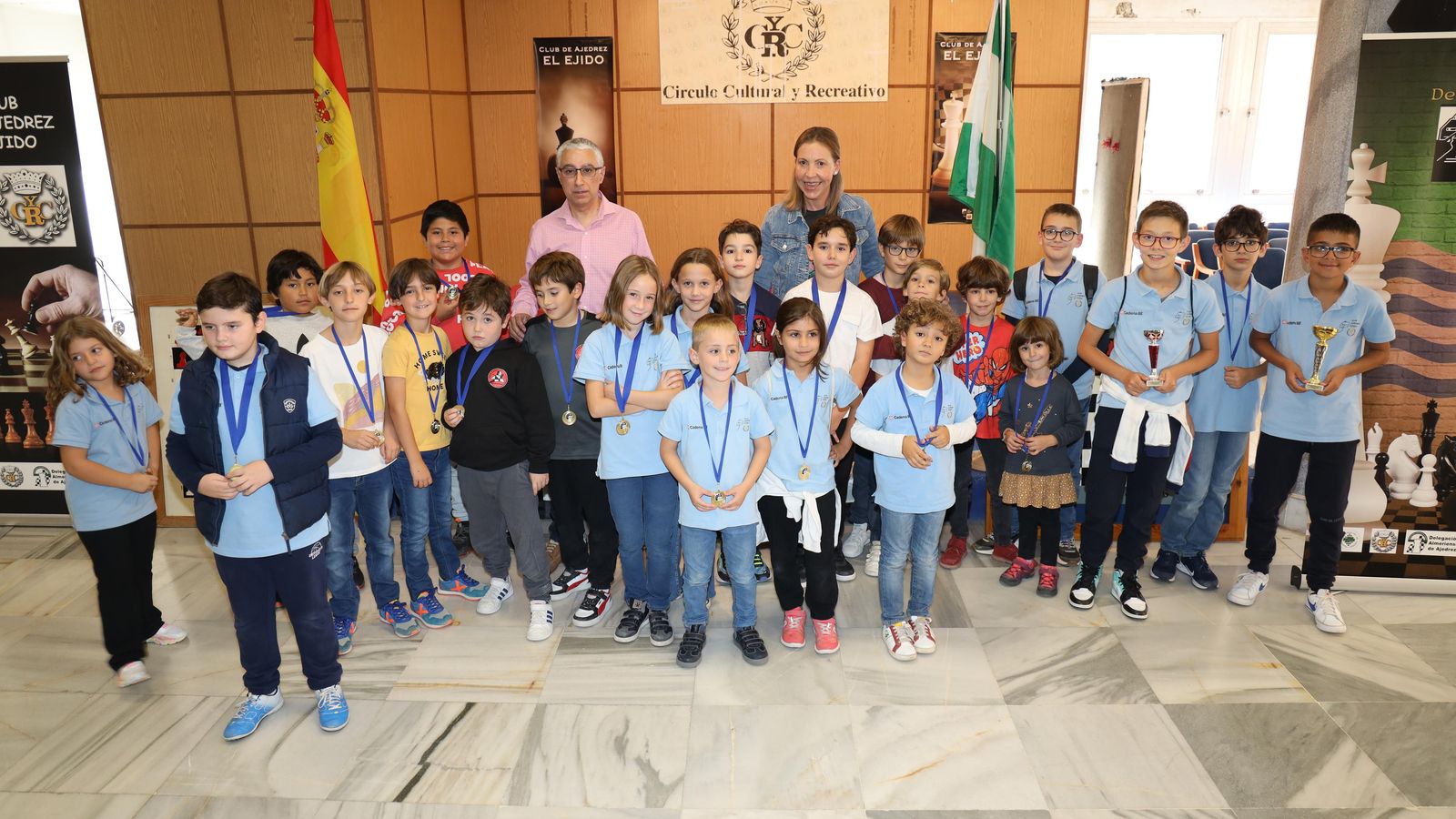 Foto de familia con algunos de los participantes de esta competición de menor edad.