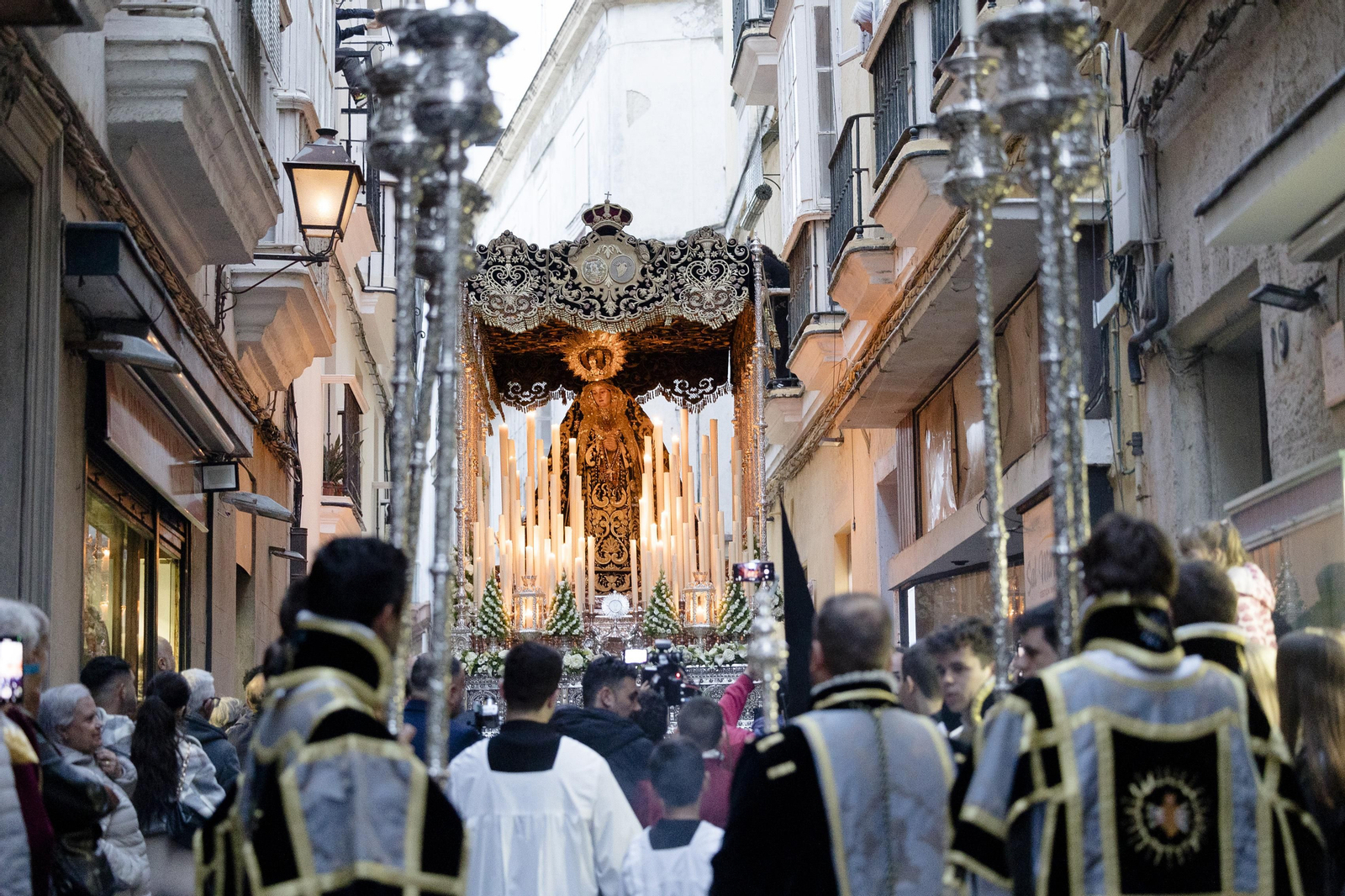 Las imágenes de la salida procesional de la Orden de Servitas en la Semana Santa de Cádiz