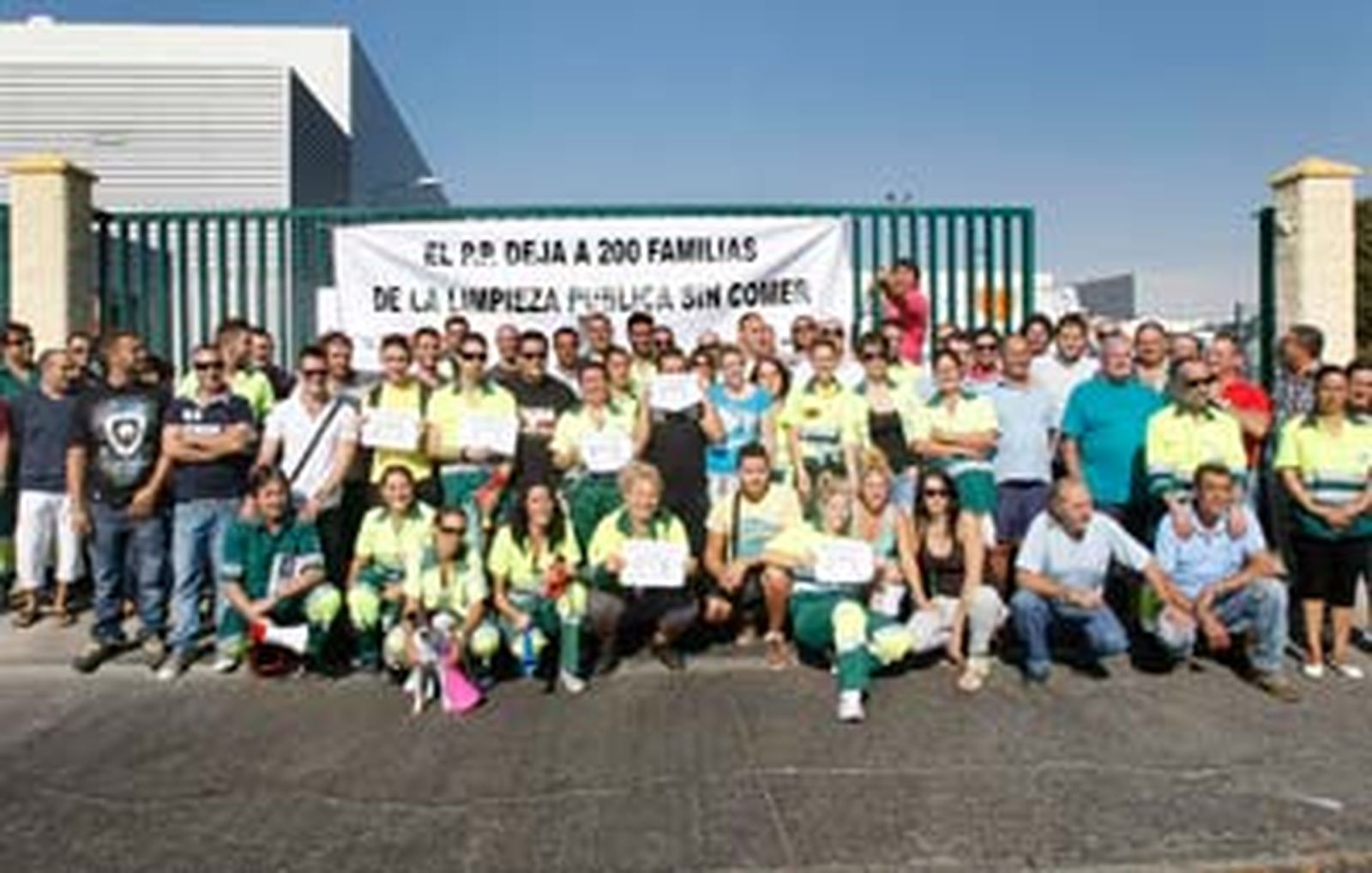La plantilla de FFC, en una de sus protestas laborales en la puerta de la empresa, en el polígono de Las Salinas.  Foto: Fito Carreto