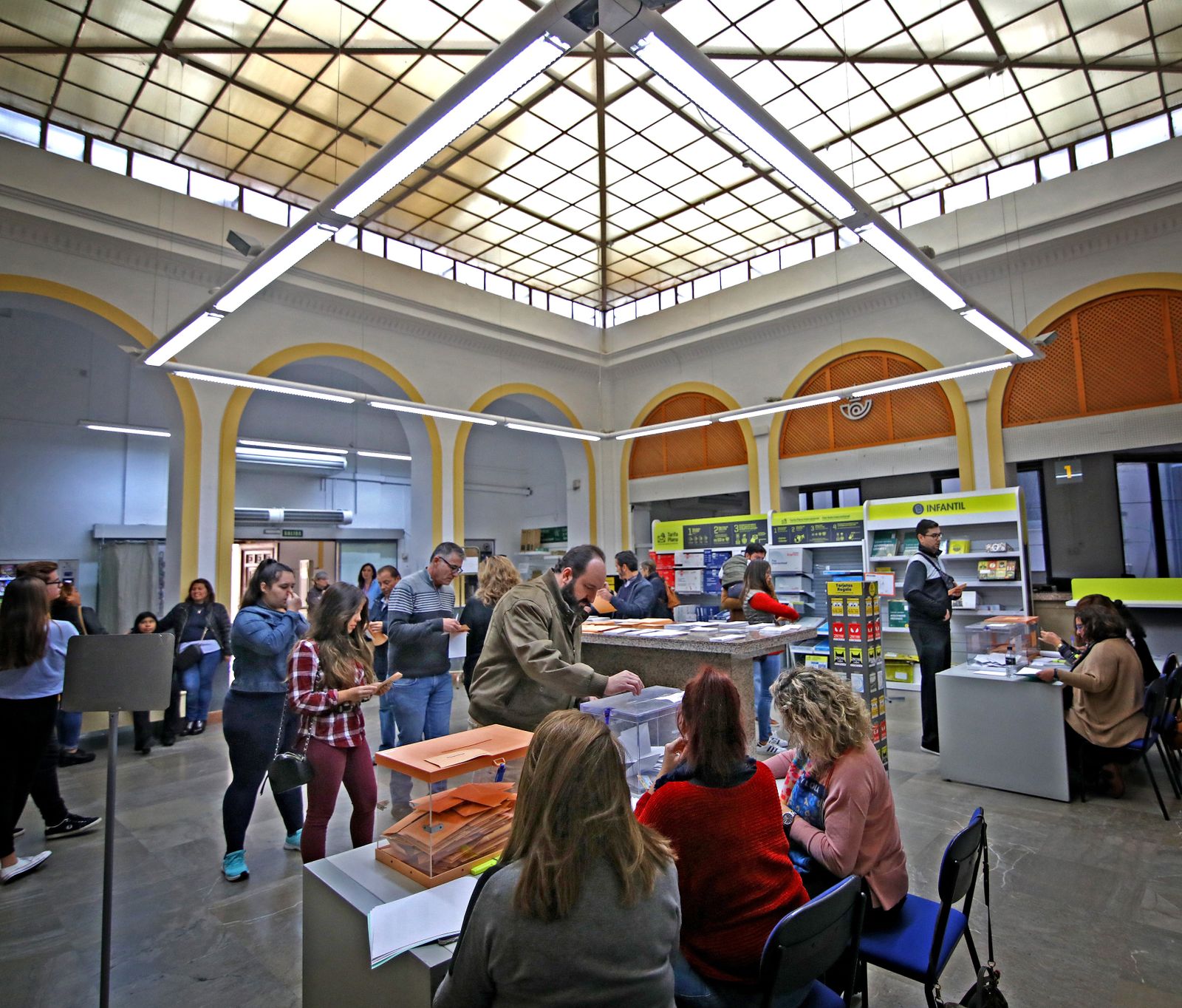 Votantes en el edificio de Correos.