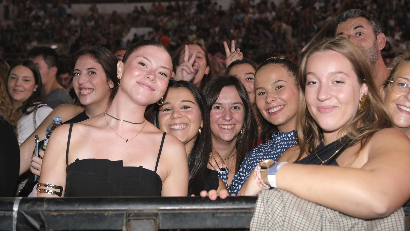 El concierto de Melendi llena de fans la Plaza de Toros de Almería, en imágenes