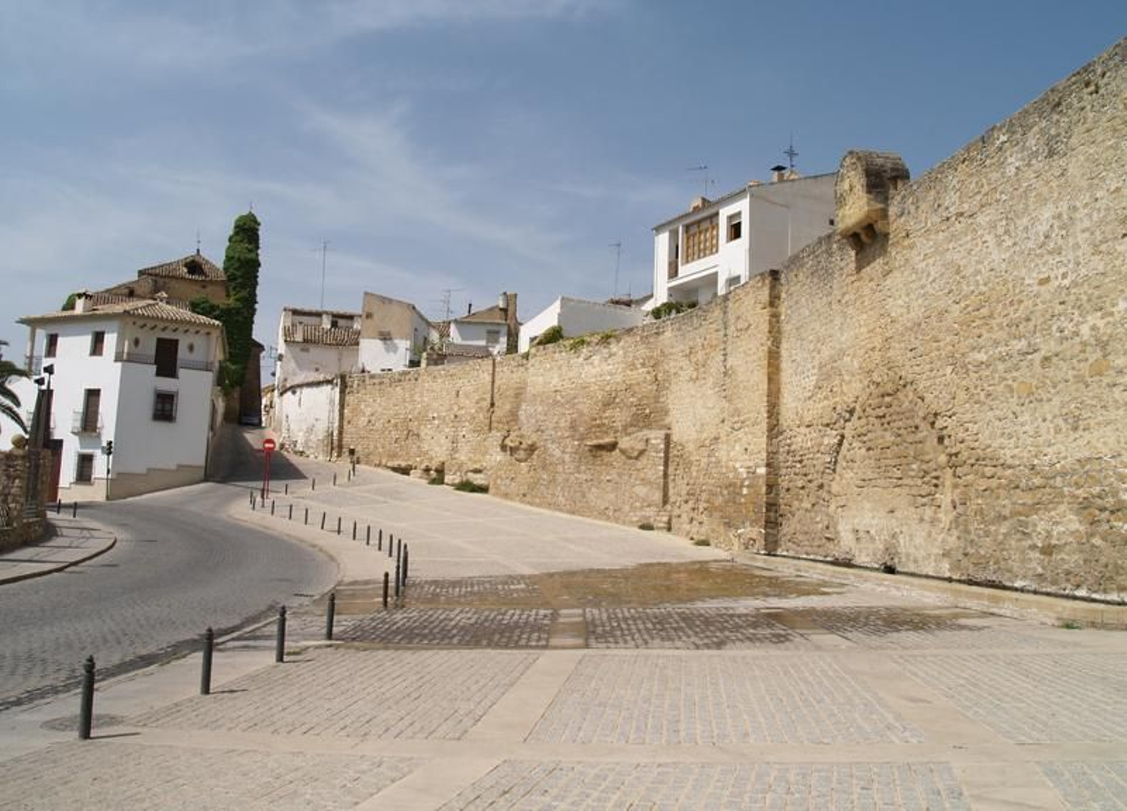 La muralla de Úbeda es una cerca militar del siglo x que rodea el casco antiguo y está declarada BIC. La muralla de Úbeda es una cerca militar del siglo x que rodea el casco antiguo y está declarada BIC.