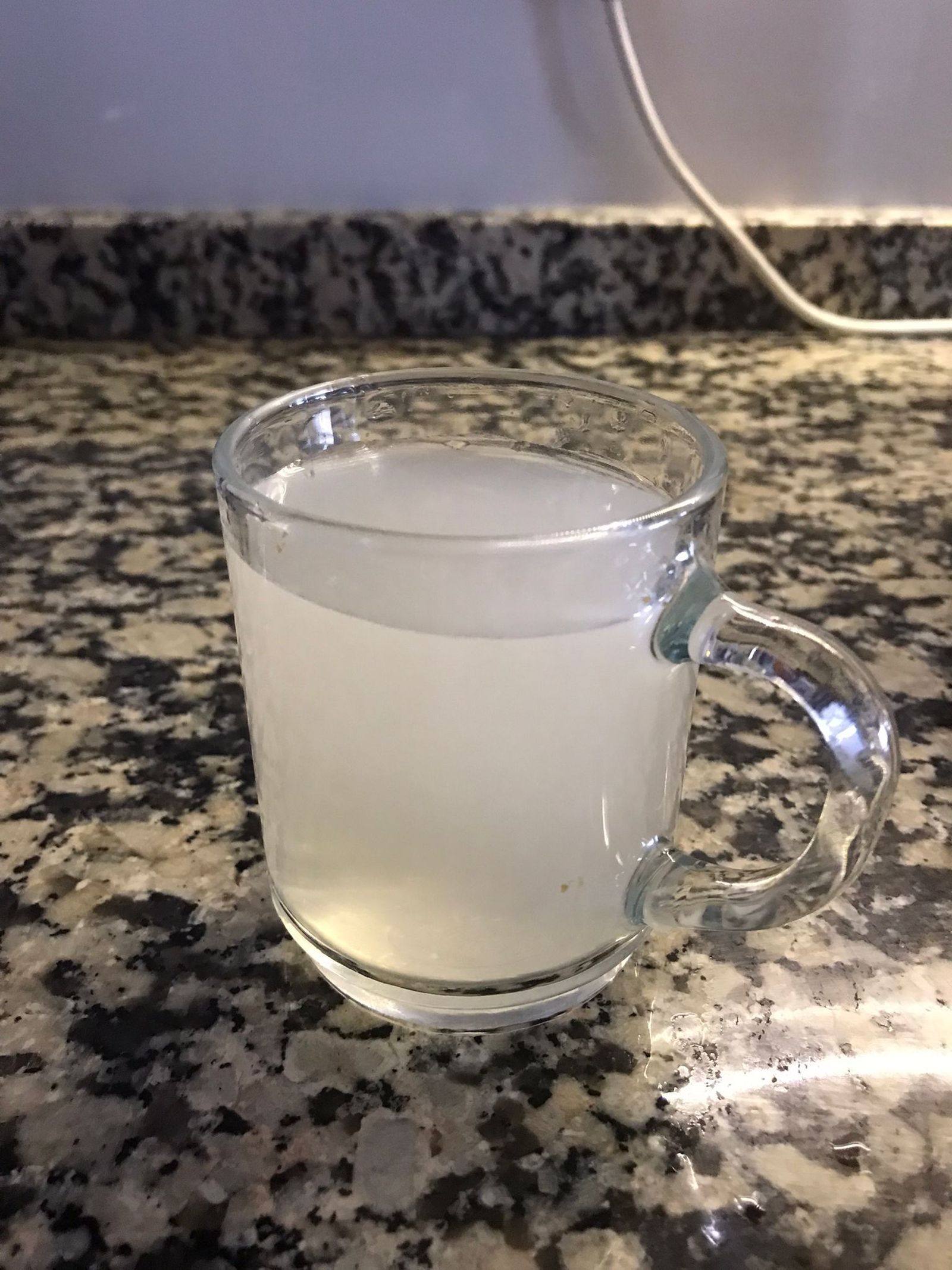 Baso de agua turbia remitida por el PSOE de Huéneja.