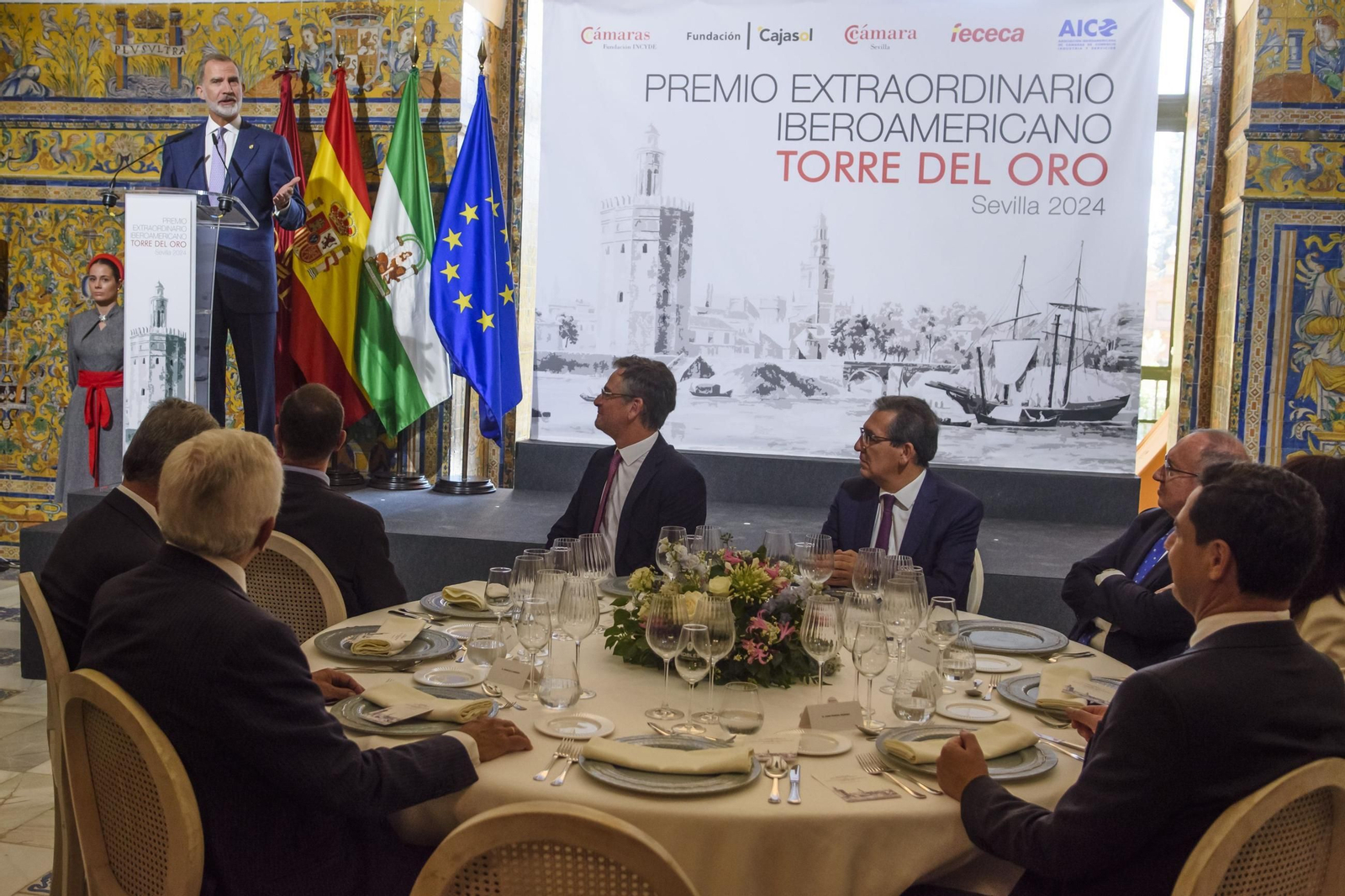 Felipe IV recibe la "Distinción de Honor" de los Premios Iberoamericanos Torre del Oro en Sevilla