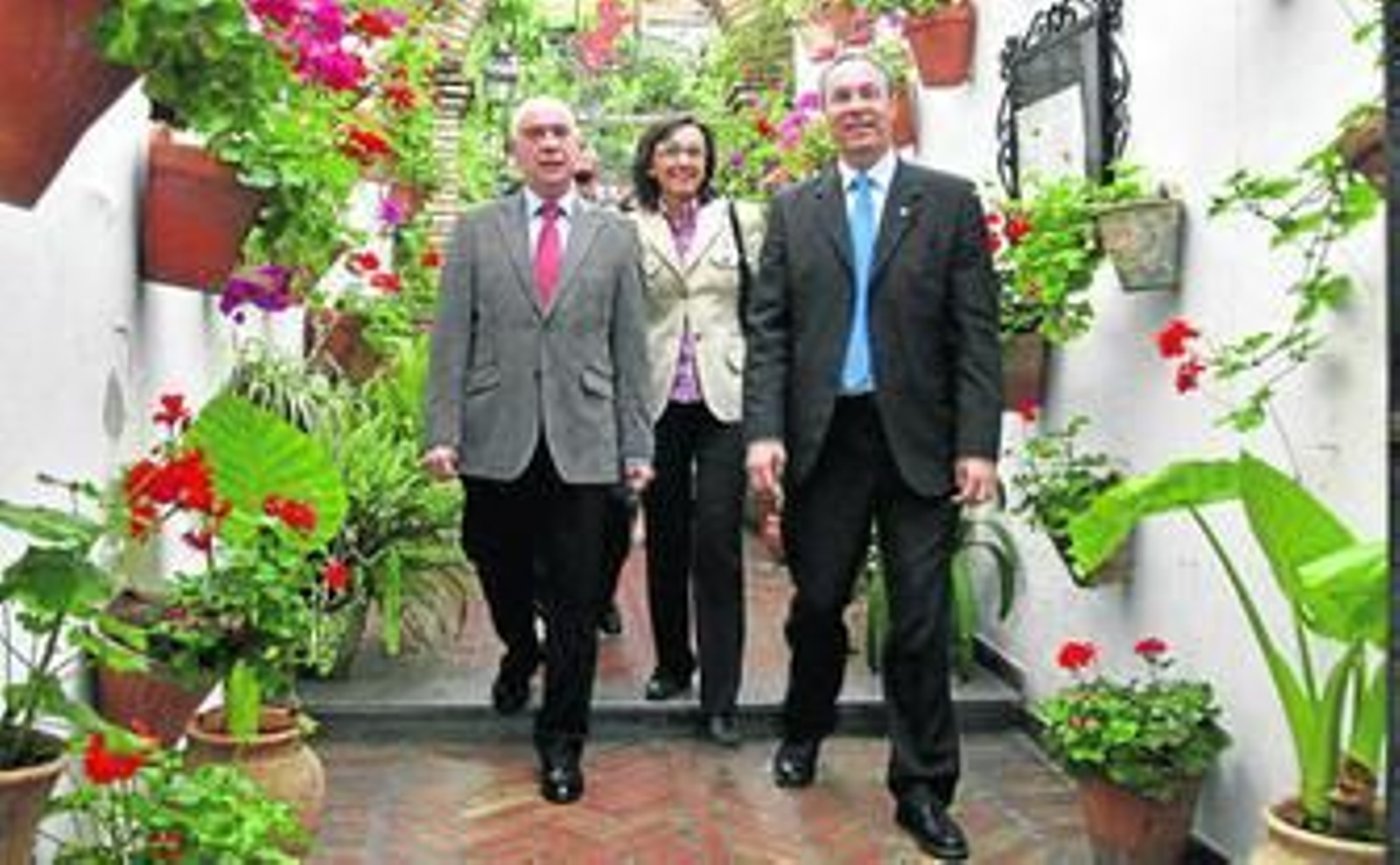 Luciano Alonso, Rosa Aguilar y Juan Pablo Durán, en la puerta de El Caballo Rojo.