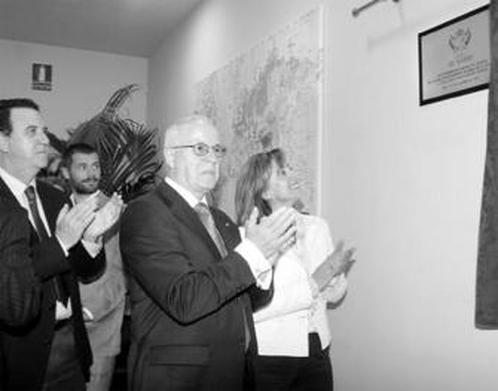 Pilar Sánchez destapa la placa memorativa en presencia de RuneTetford y Juan Salguero.