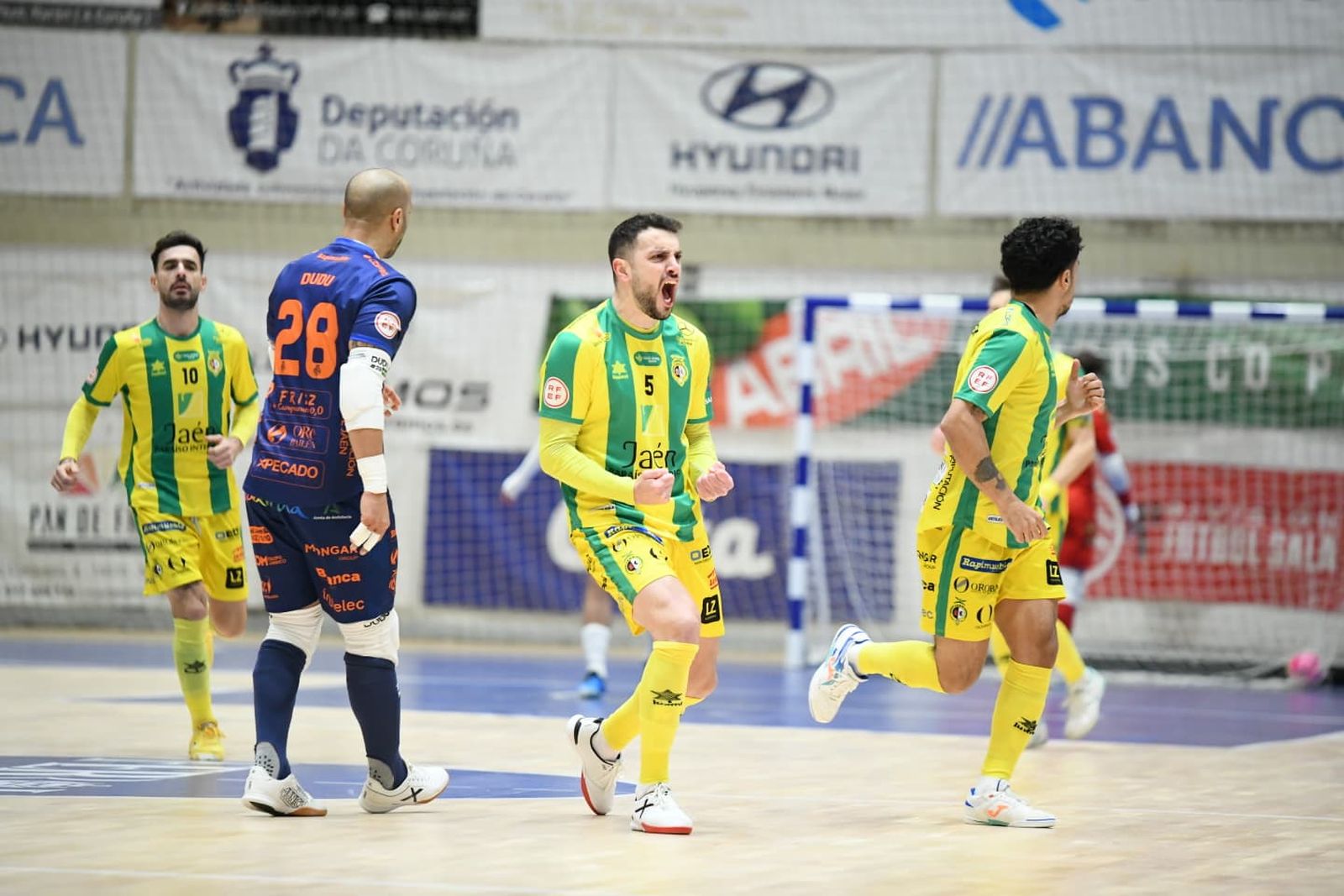 Joao Salla celebra el primero de sus dos goles.