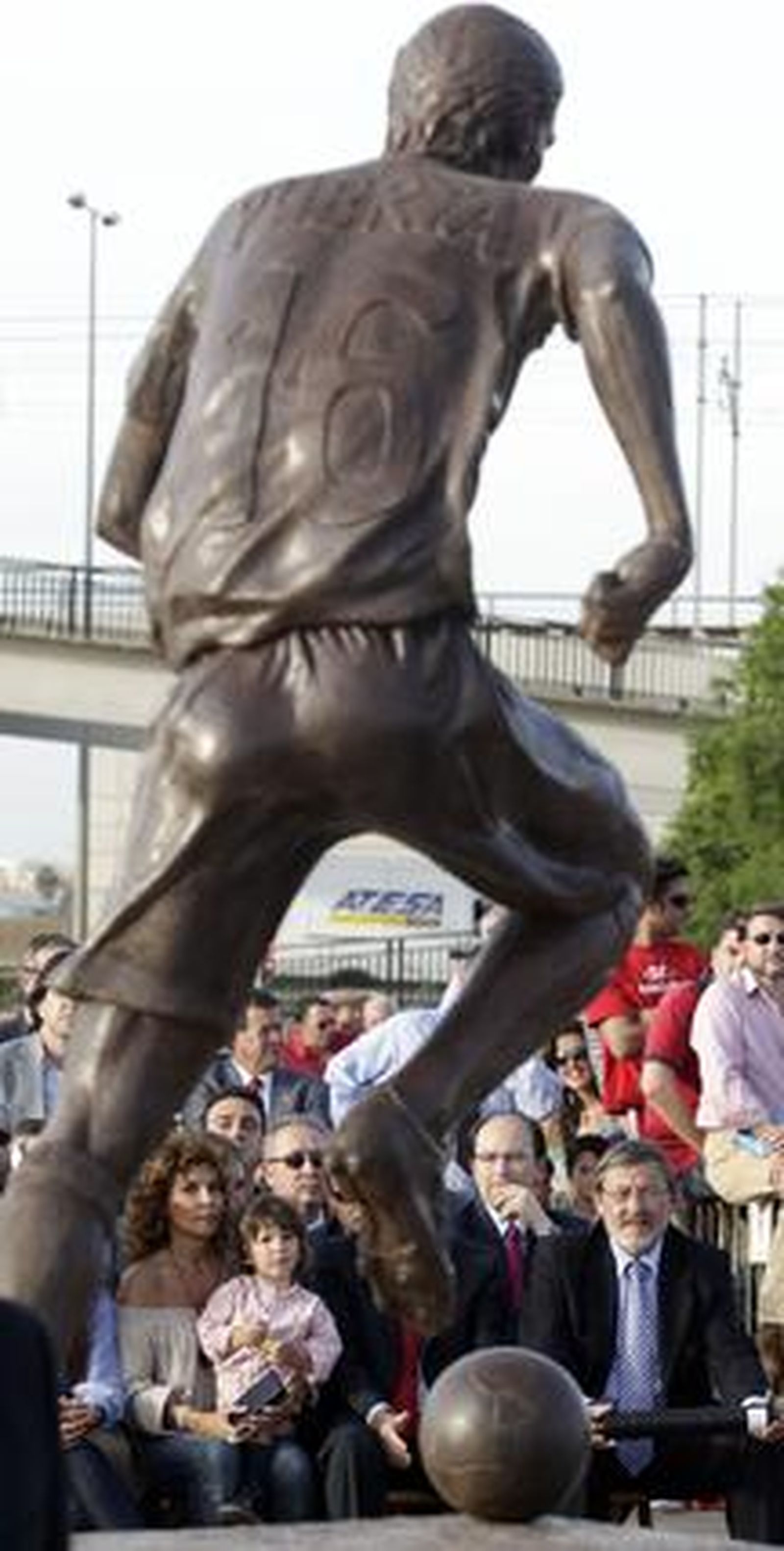Imagen desde atrás en la que se observa el número 16 tallado en su espalda.

Foto: Antonio Pizarro