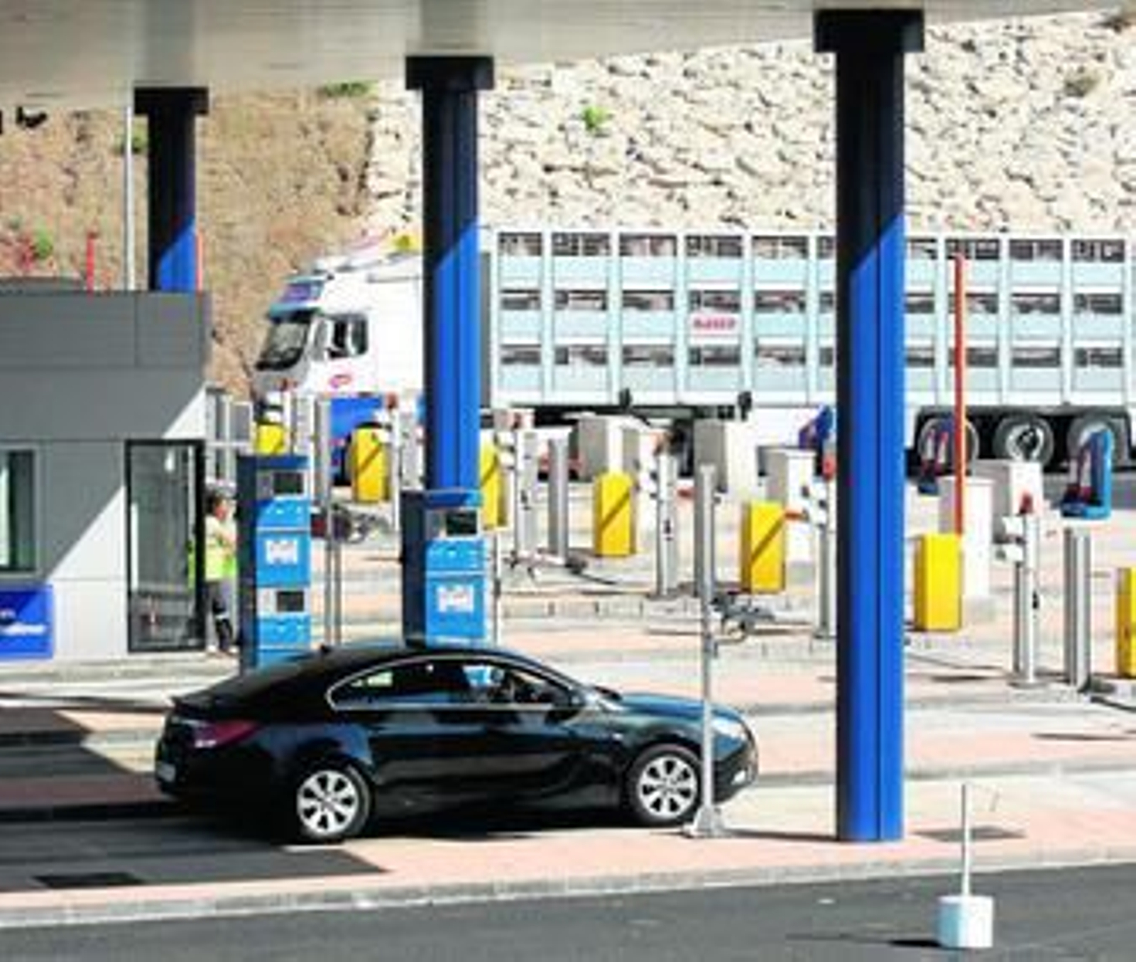 Un coche se detiene en uno de los puestos de control de la autopista.