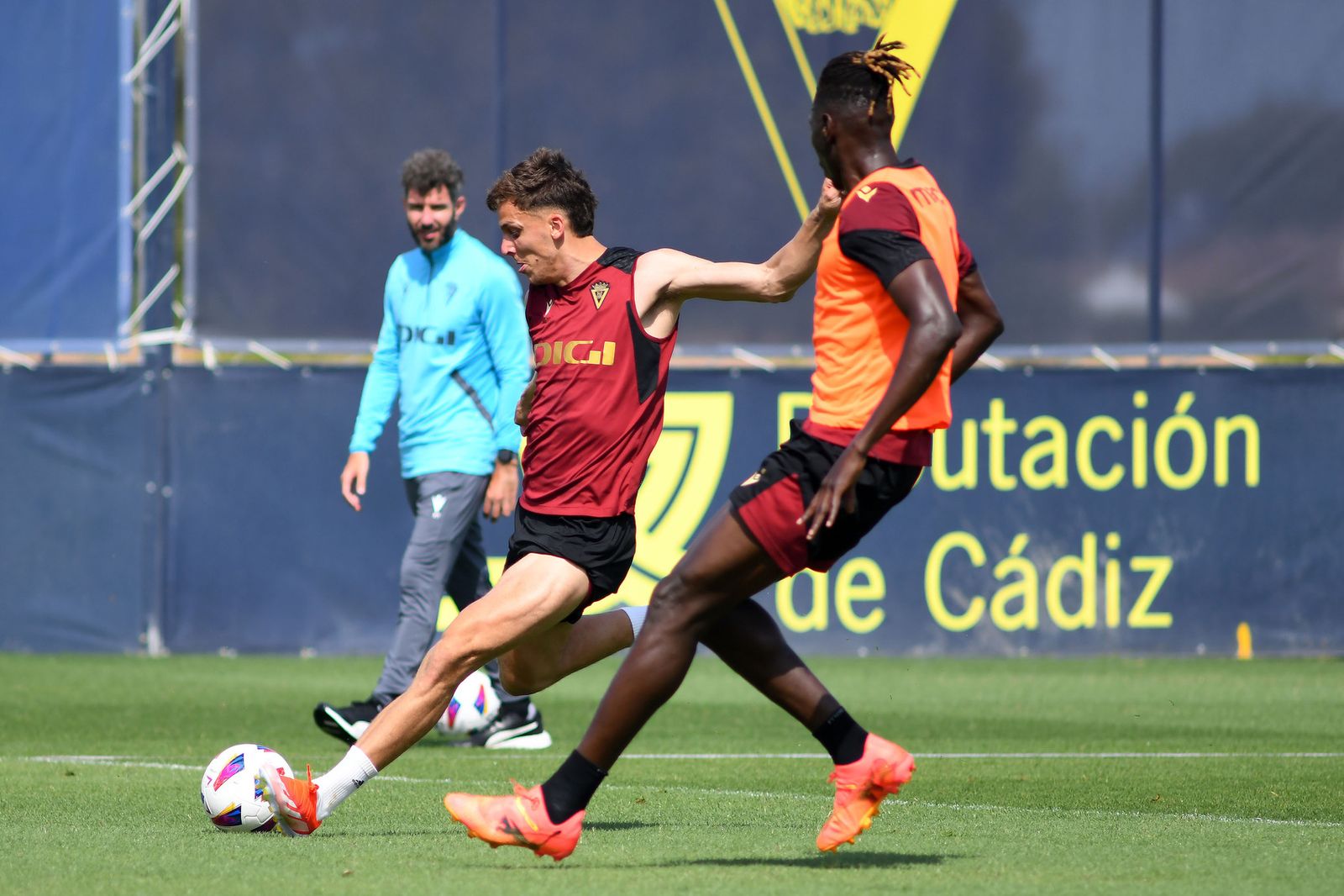 Iván Alejo golpea el balón en una sesión.