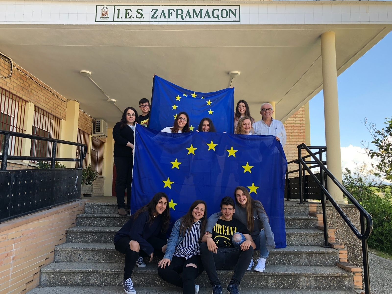 Los alumnos ganadores, junto a la profesora Amparo Cabrera y al director del centro, Juan Luis Ortega.