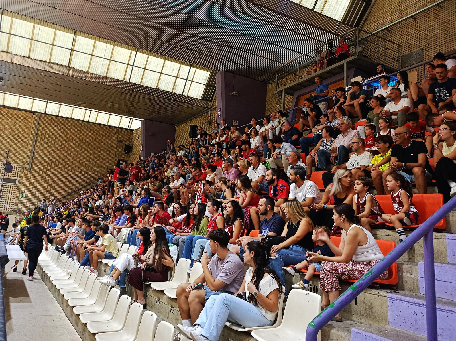 Aficionados del Jaén Paraíso Interior CB en su primer partido como locales
