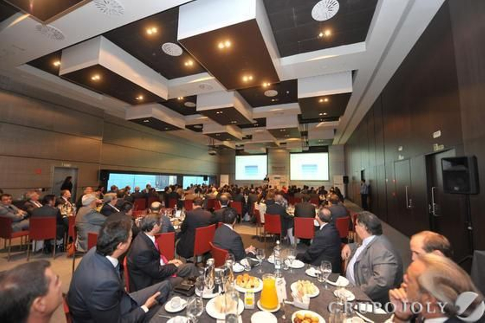 Los asistentes oyen atentamente la intervención de Rafael Doménech, economista jefe para Economías Desarrolladas de BBVA Research, en el hotel Barceló de Málaga.

Foto: Javier Albiñana