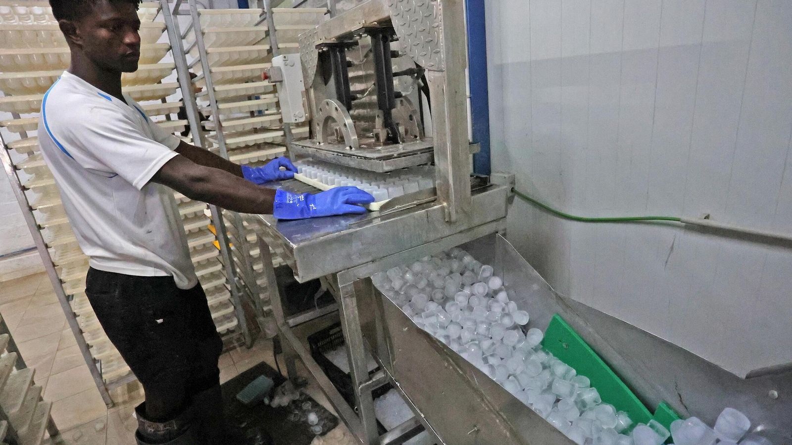 Un trabajador de Garrido y Padilla controla la producción de cubitos en la fábrica en Jerez de la empresa.