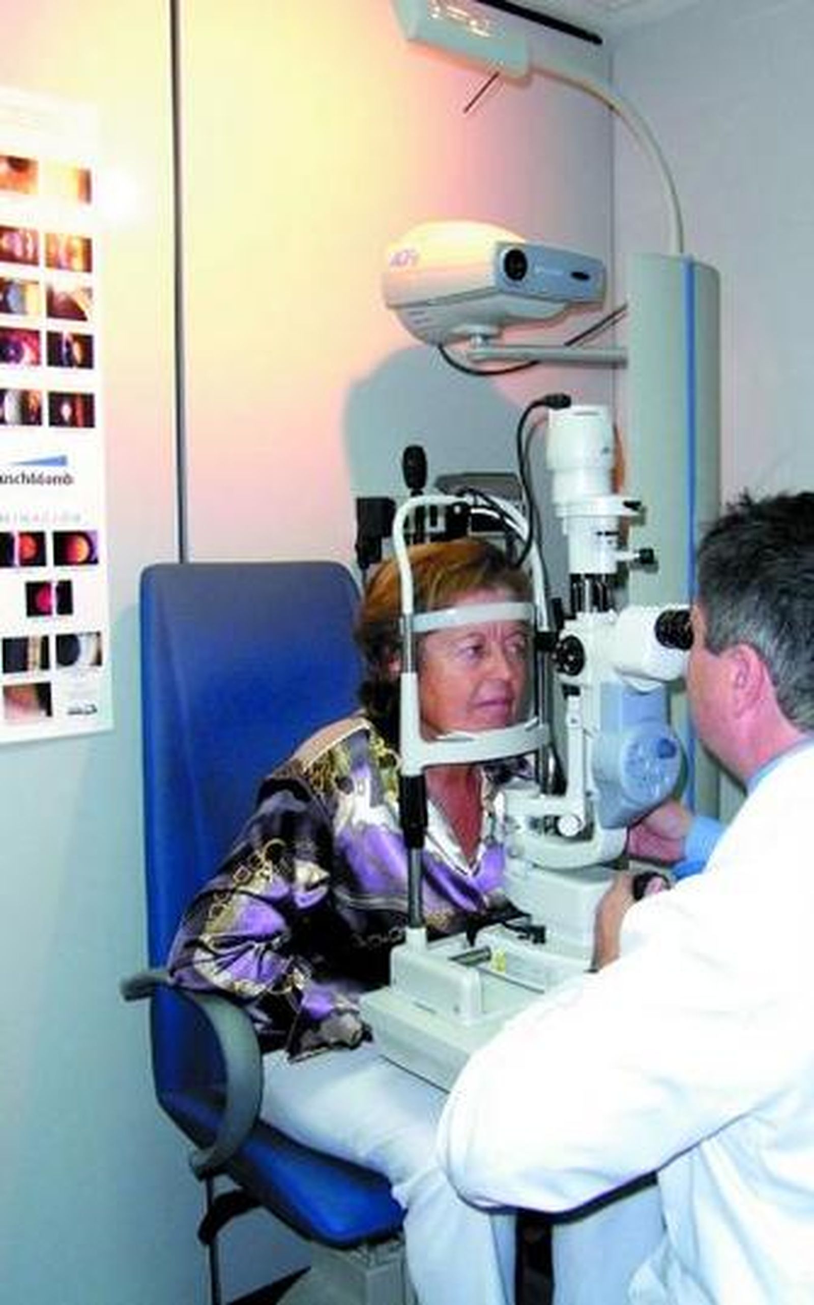 Una de las pacientes se somete a las pruebas en el día de la visión.