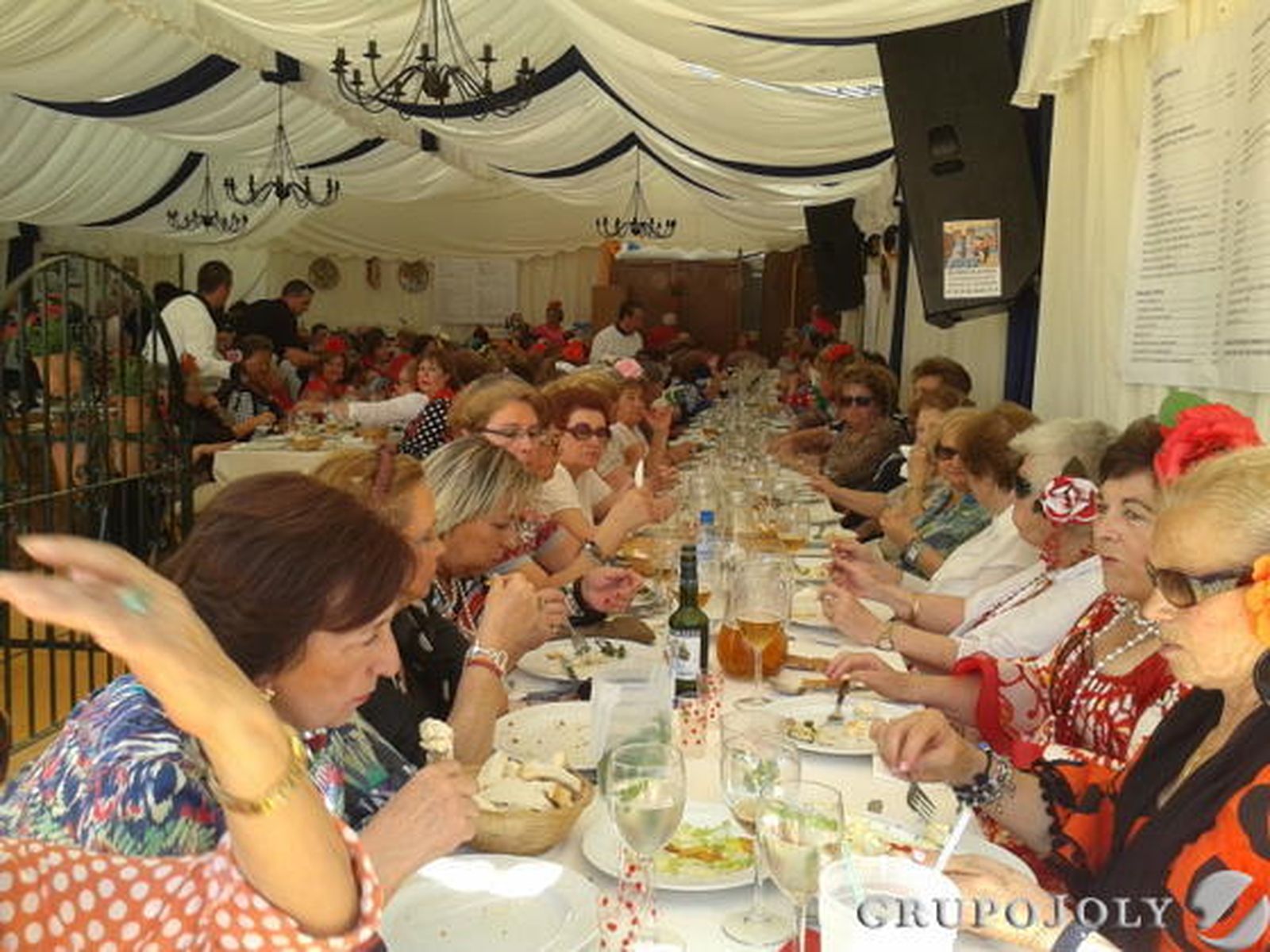 La asociación de amas de casa Virgen de los Milagros celebró un almuerzo de convivencia en la caseta de Los Romero.
