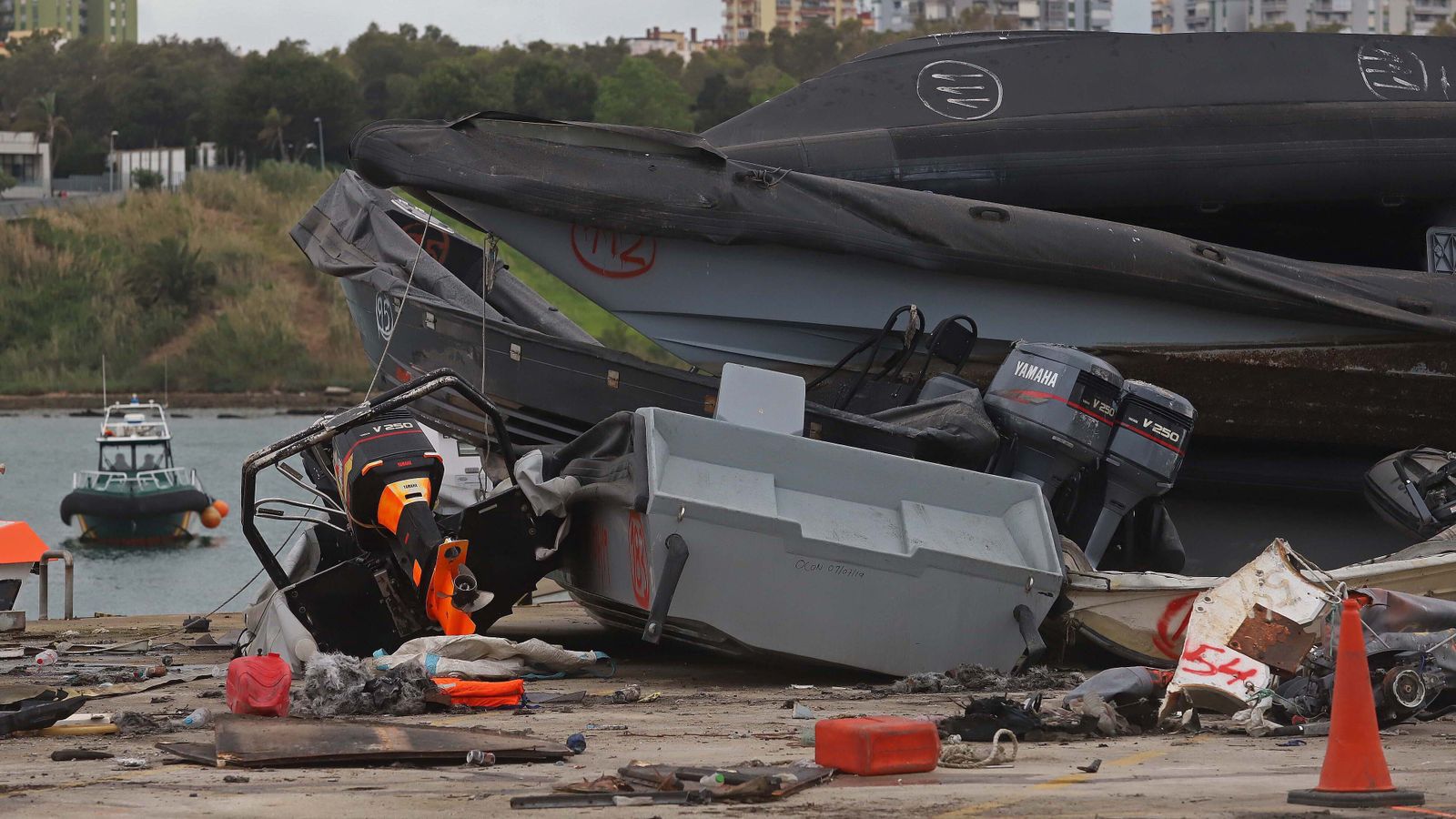 Fotos de la retirada de las narcoembarcaciones del puerto de Algeciras