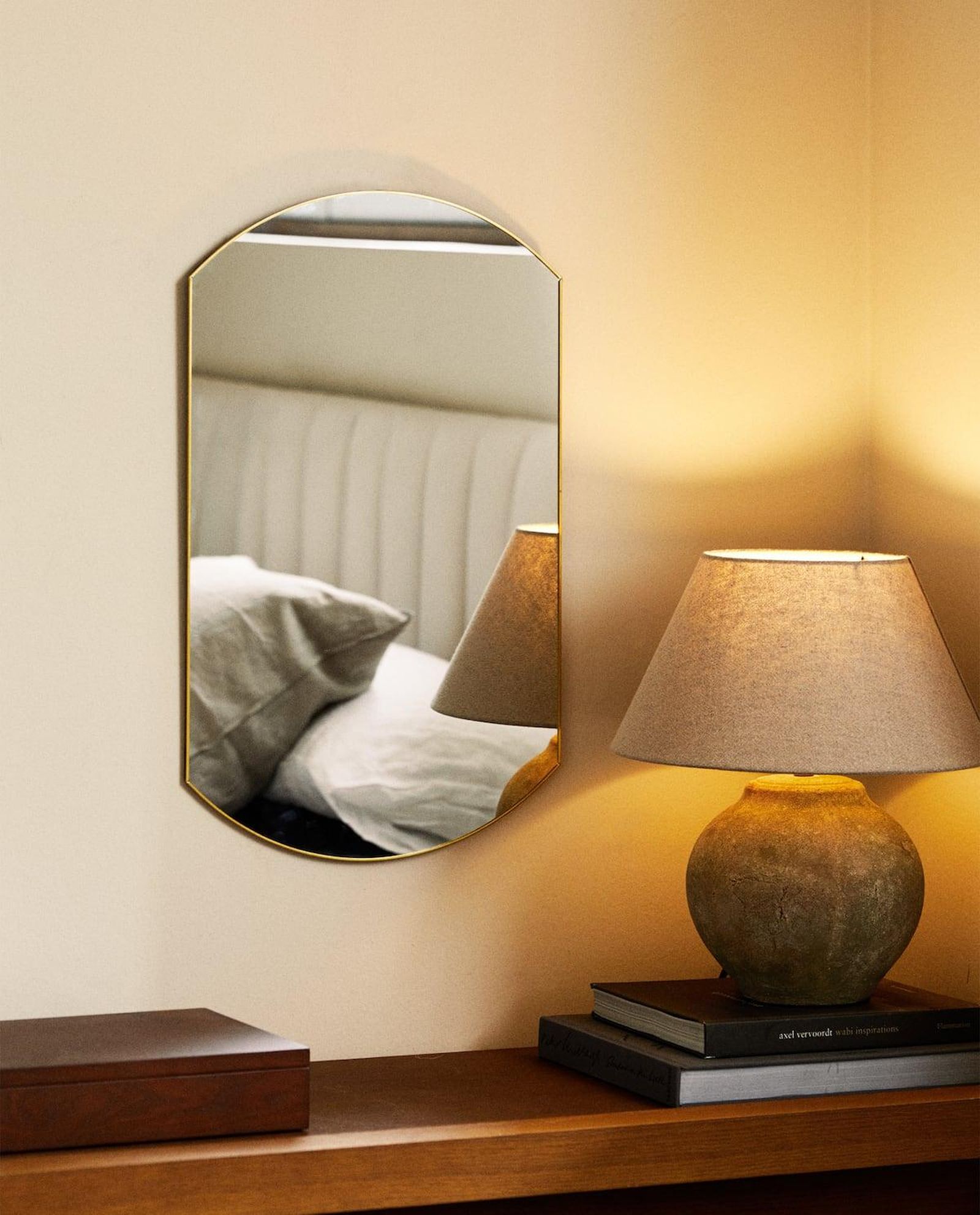 Espejo ovalado de Zara Home.