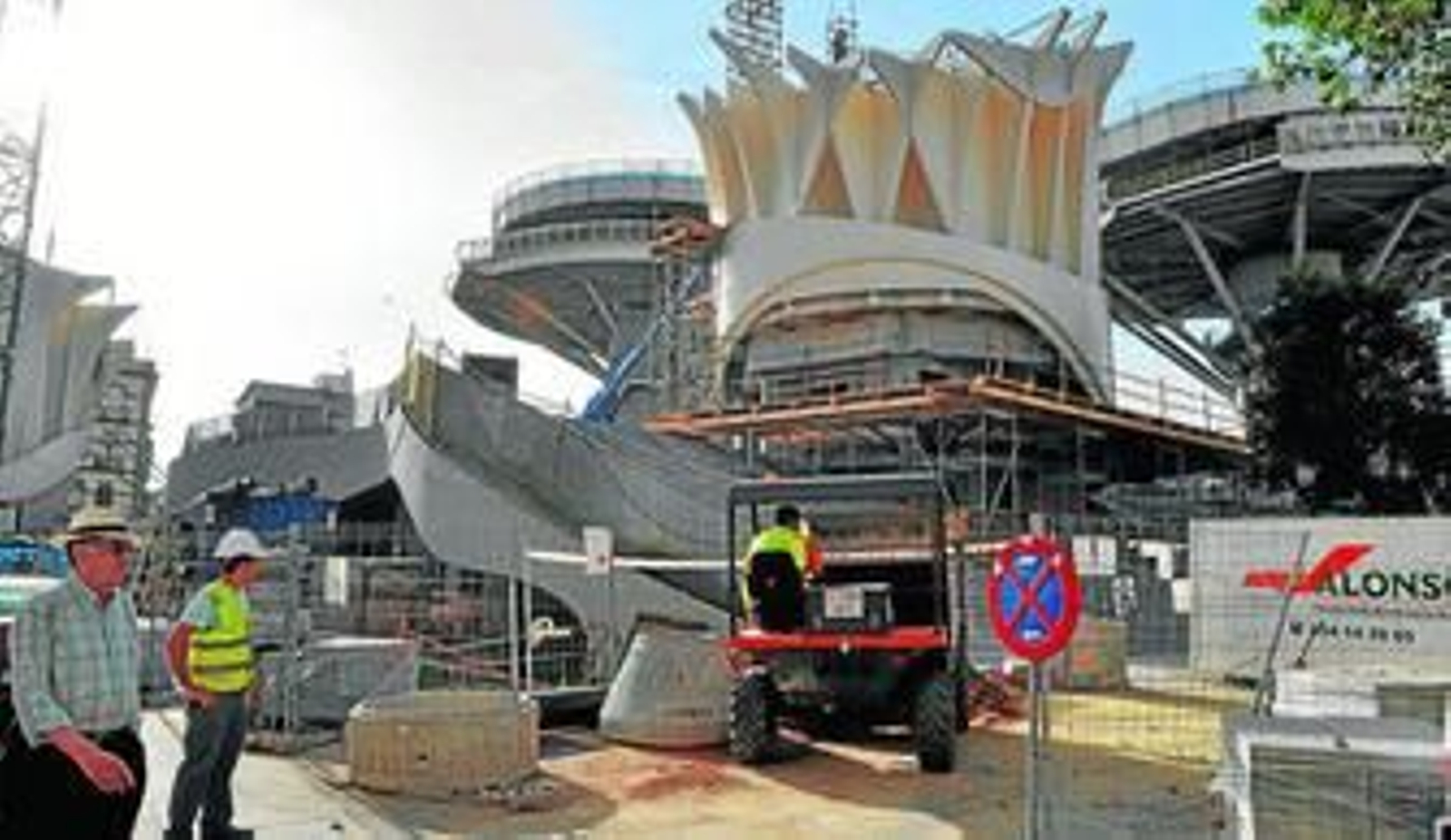 Trabajos de construcción de uno de los parasoles de la Plaza de la Encarnación.