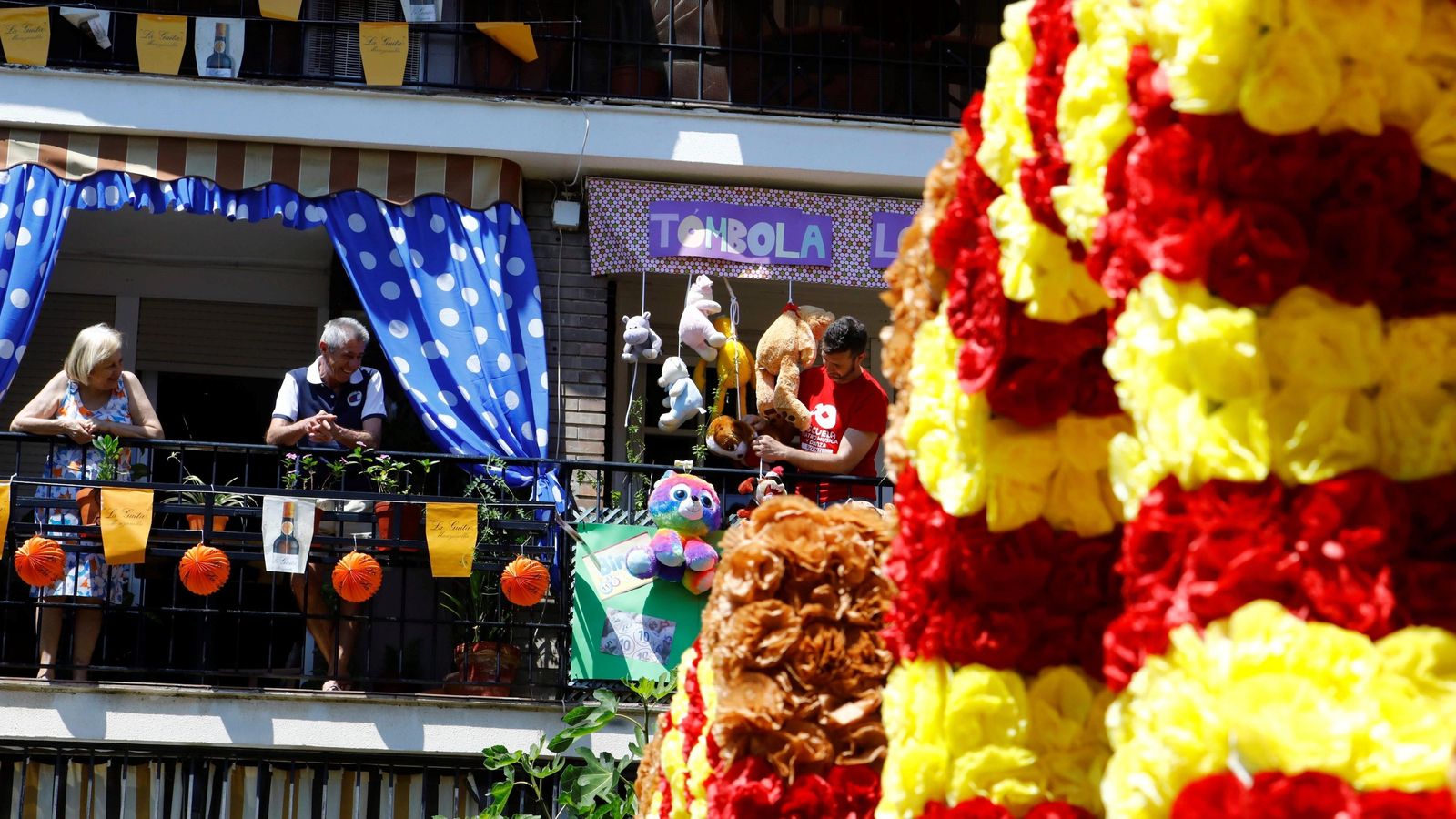 Balcones en Córdoba decorados por la Feria de Nuestra Señora de la Salud.